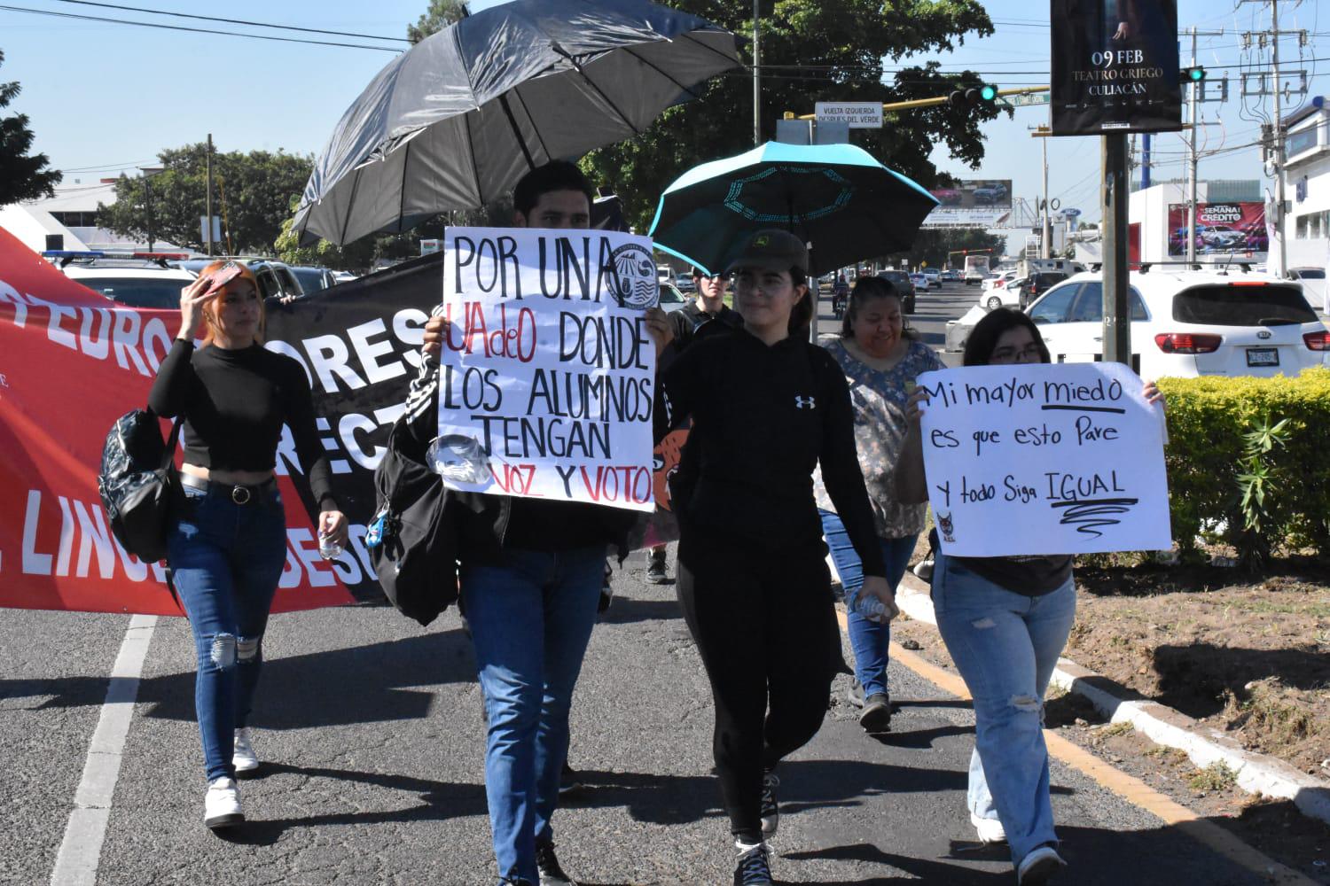 $!¡Rector por dedazo: no!, alumnos y docentes de la UAdeO marchan en Culiacán
