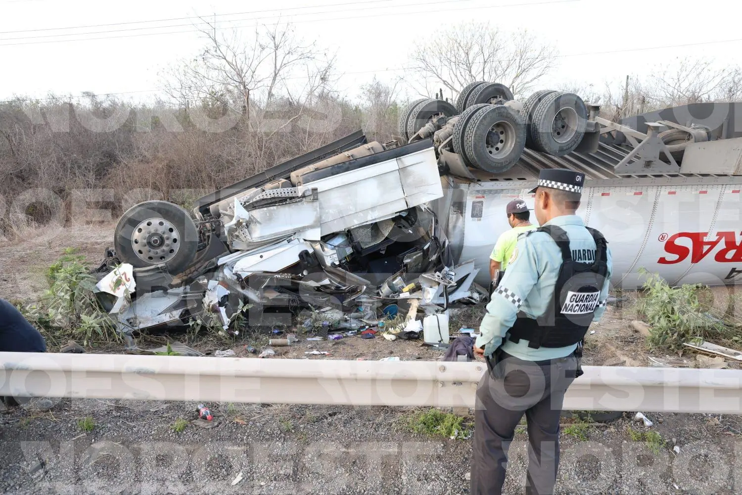 $!Tráiler cargado de mercancía se vuelca en la autopista Culiacán-Mazatlán