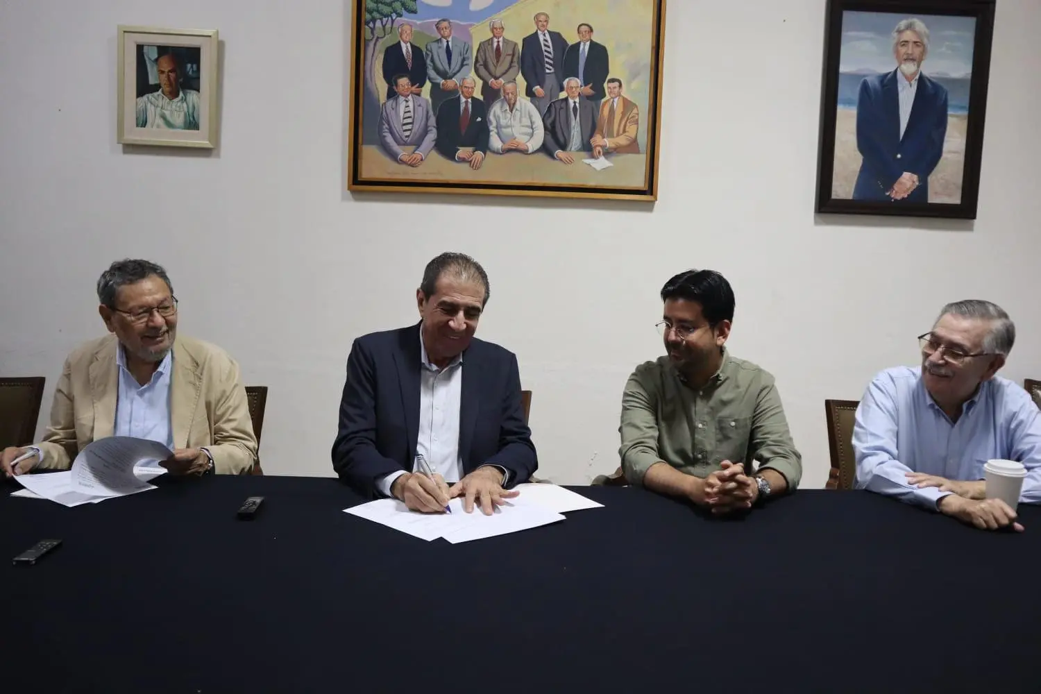 $!Representantes de El Colegio de Sinaloa y CONFIE durante la firma del convenio.