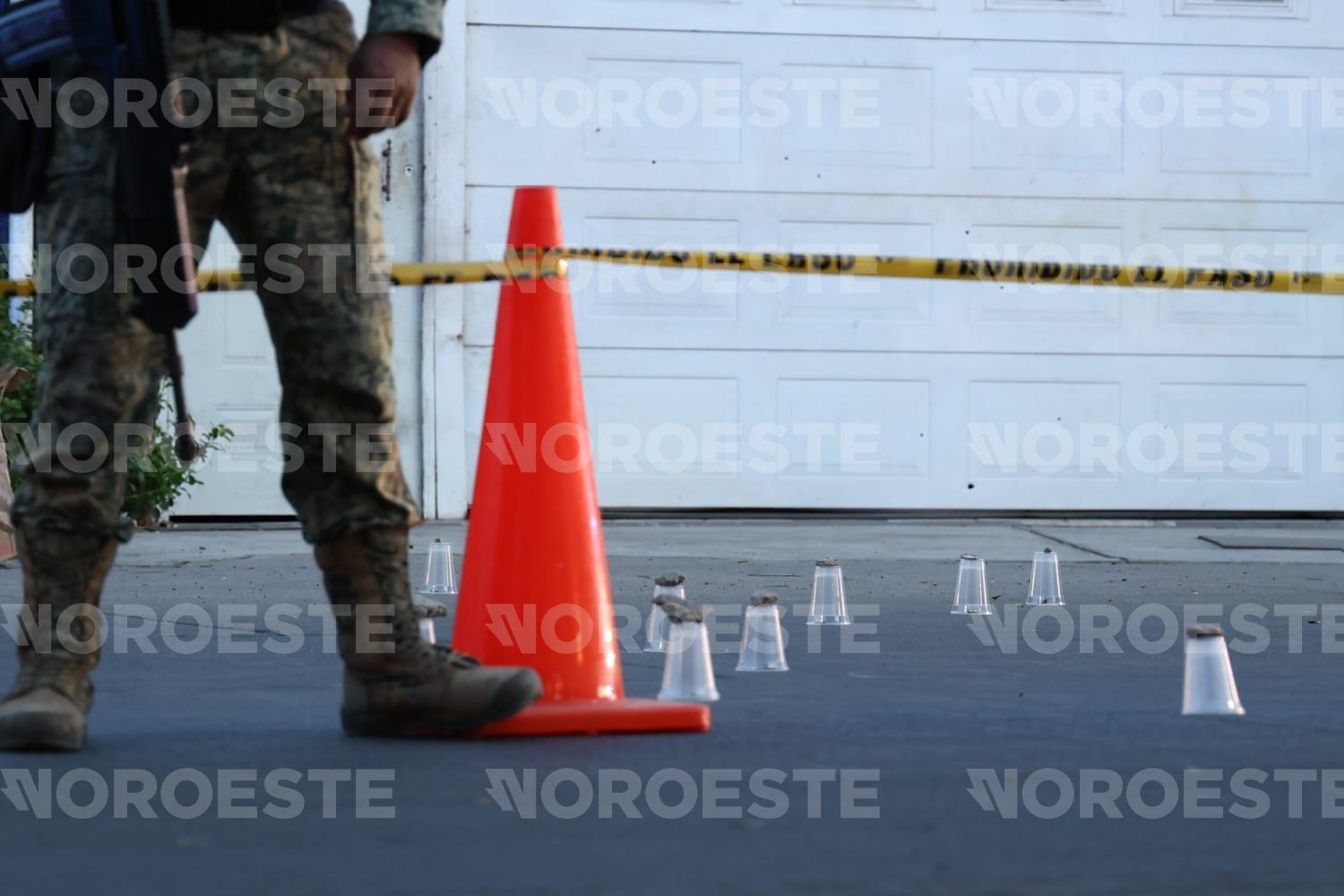 $!Balean portón de una casa sobre la avenida Juan Pablo II en la colonia 20 de Noviembre, en Mazatlán