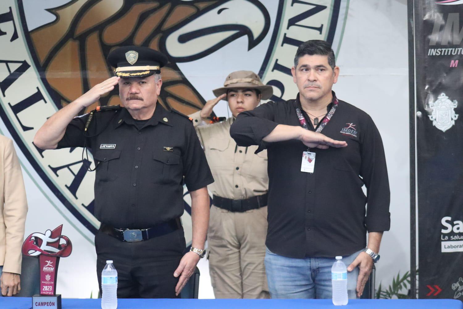 $!¡Honor a los campeones! Entregan material deportivo al Colegio Militarizado