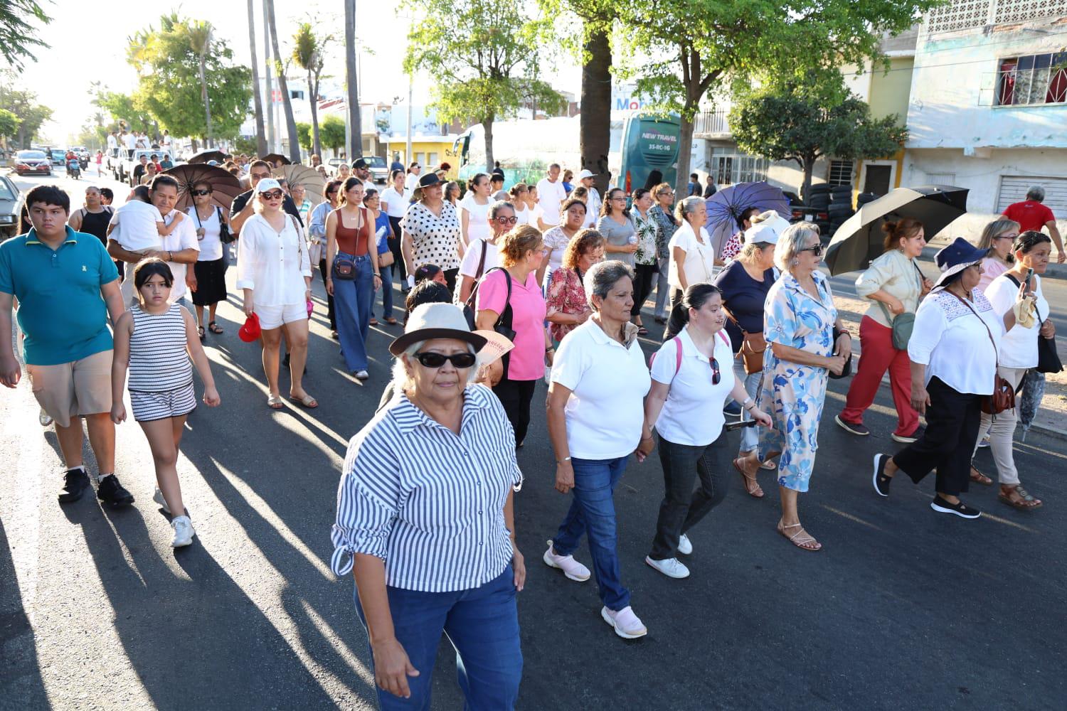 $!Piden por la paz y los desaparecidos en peregrinación de la Virgen de Fátima en Mazatlán