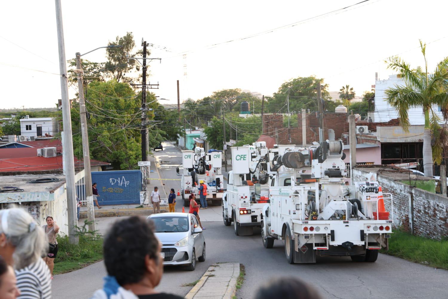 $!Vecinos bloquean la carretera Internacional al sur en Mazatlán por falta de energía eléctrica