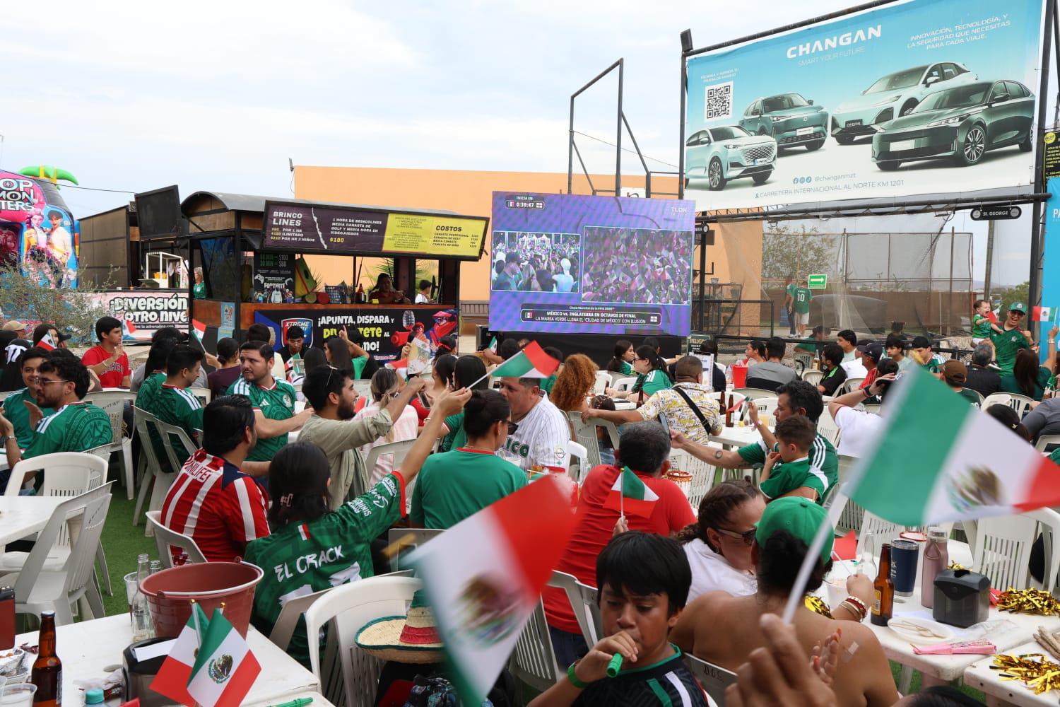 $!Durante el partido se ondearon las banderas de México.
