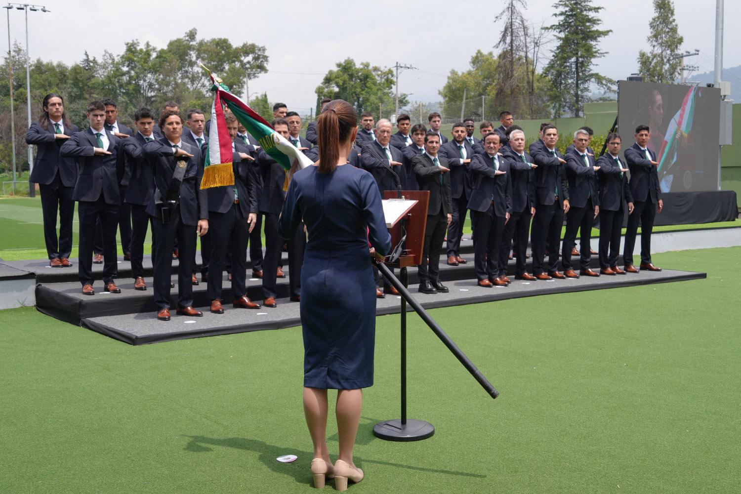 $!La Selección Mexicana de futbol es abanderada por Claudia Sheinbaum previo a su debut mundialista