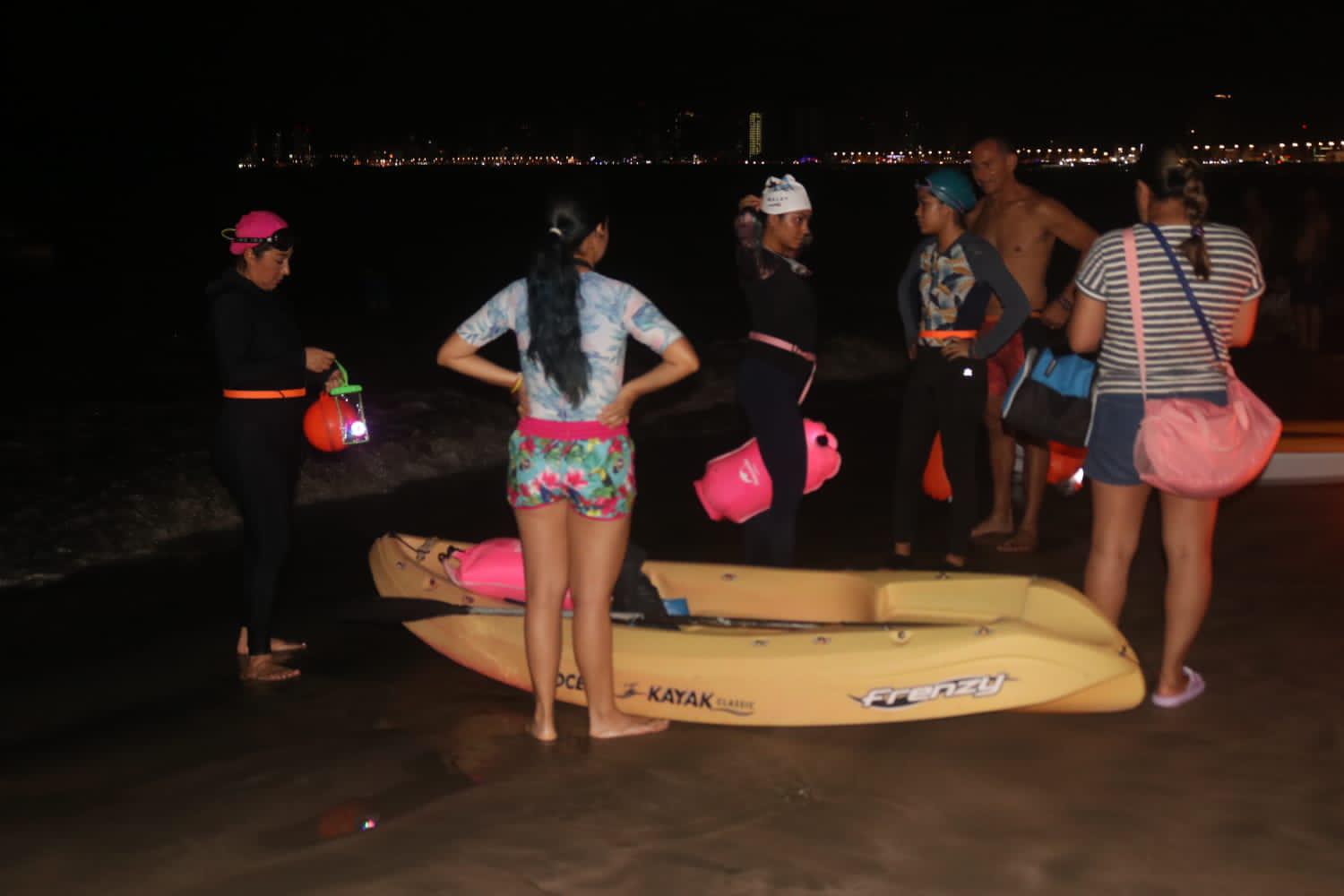 $!Tienen nadadores aventura nocturna en Playa Norte