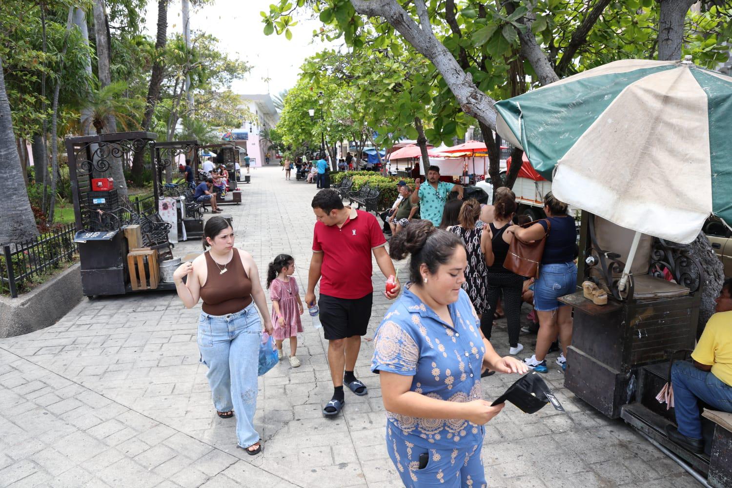 $!Muestra el Centro de Mazatlán una gran afluencia de visitantes durante el fin de semana