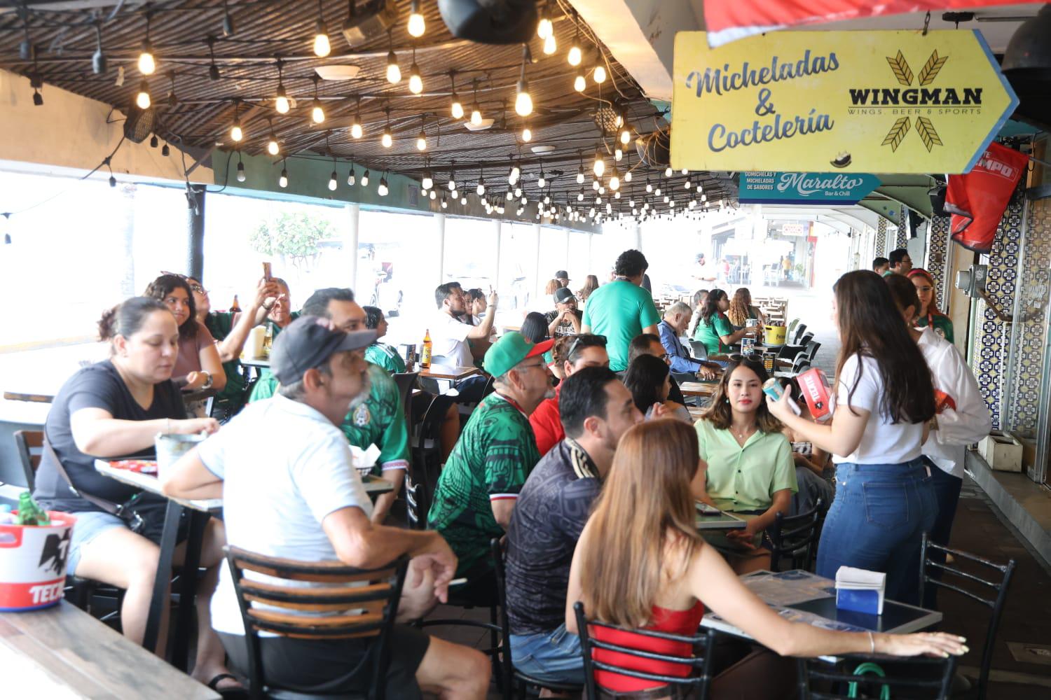 $!Se vacían las calles de Mazatlán para ver a México frente a Chequia