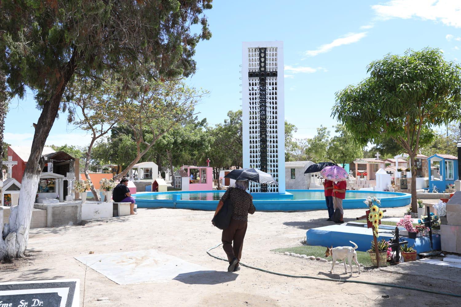 $!Panteones de Mazatlán comienzan a recibir visitantes previo al Día de las Madres