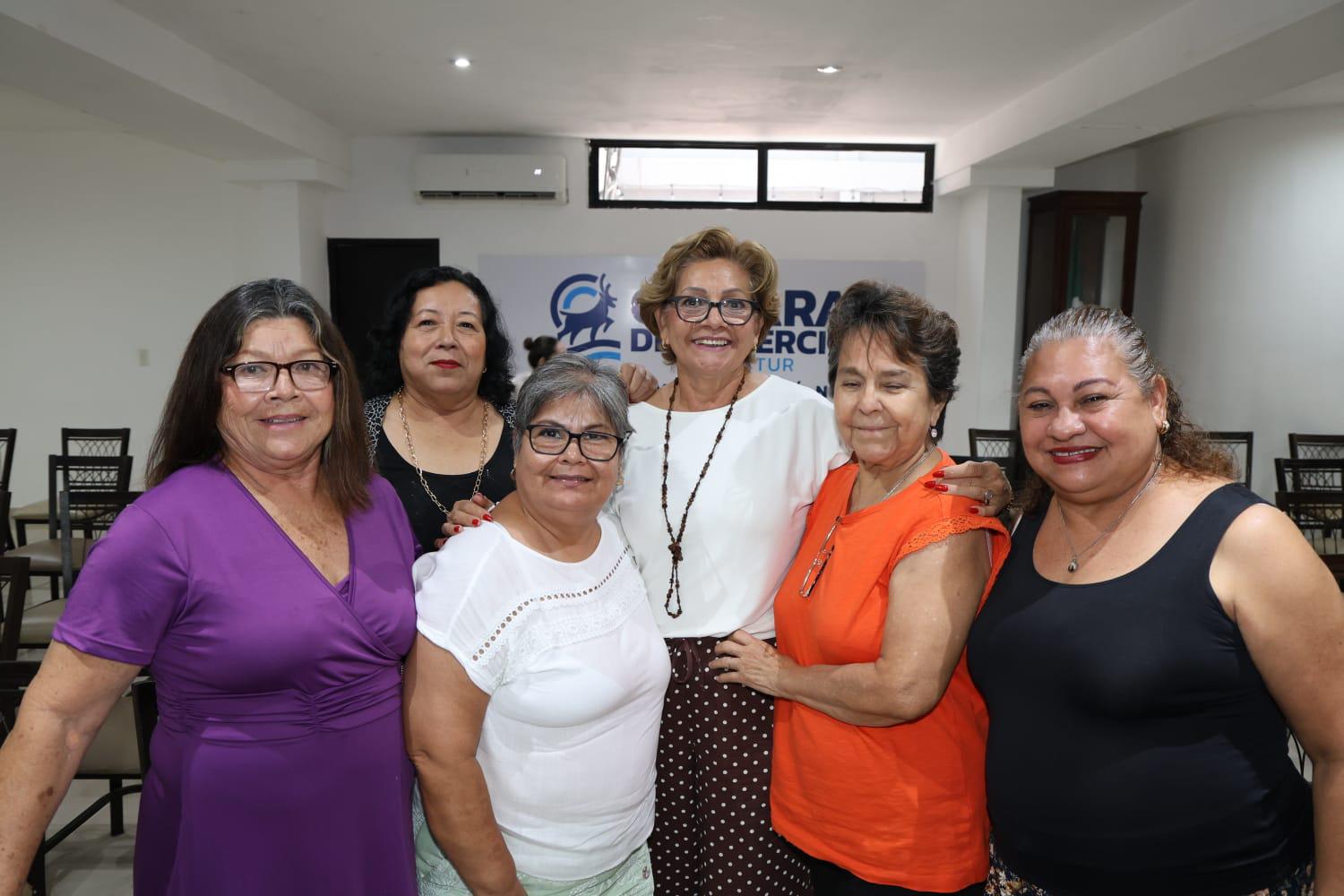 $!Animadoras, coordinadoras, consejeras y damas en general asistieron a la jornada de capacitación organizada por ANSPAC Mazatlán.