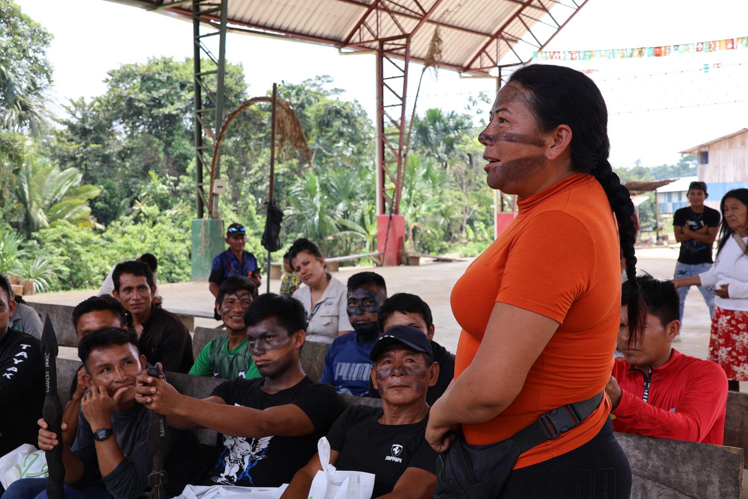 $!Aragón habla frente a los Sacha Runa durante una capacitación.