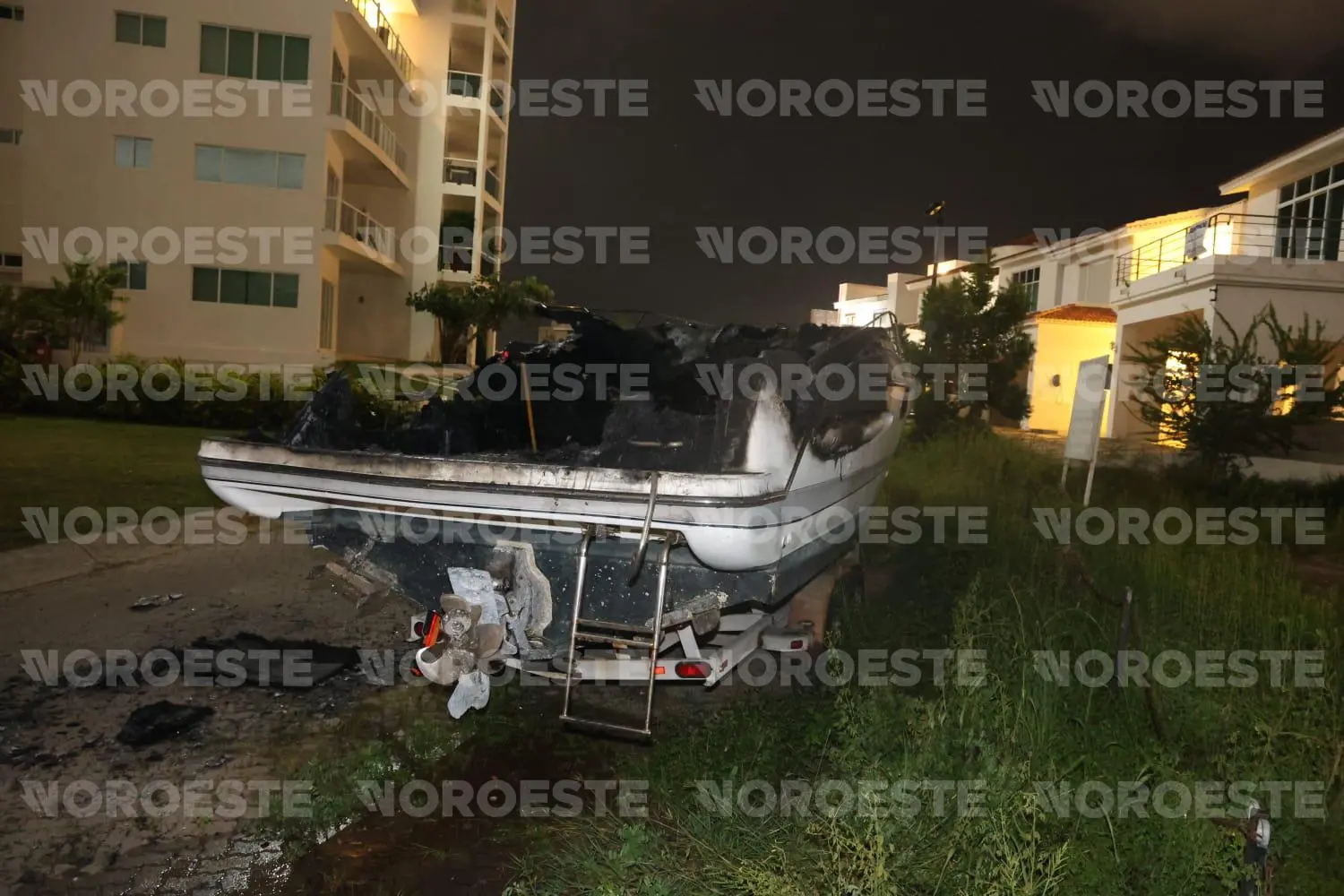 $!Se incendia lancha deportiva en la Isla de la Marina Mazatlán
