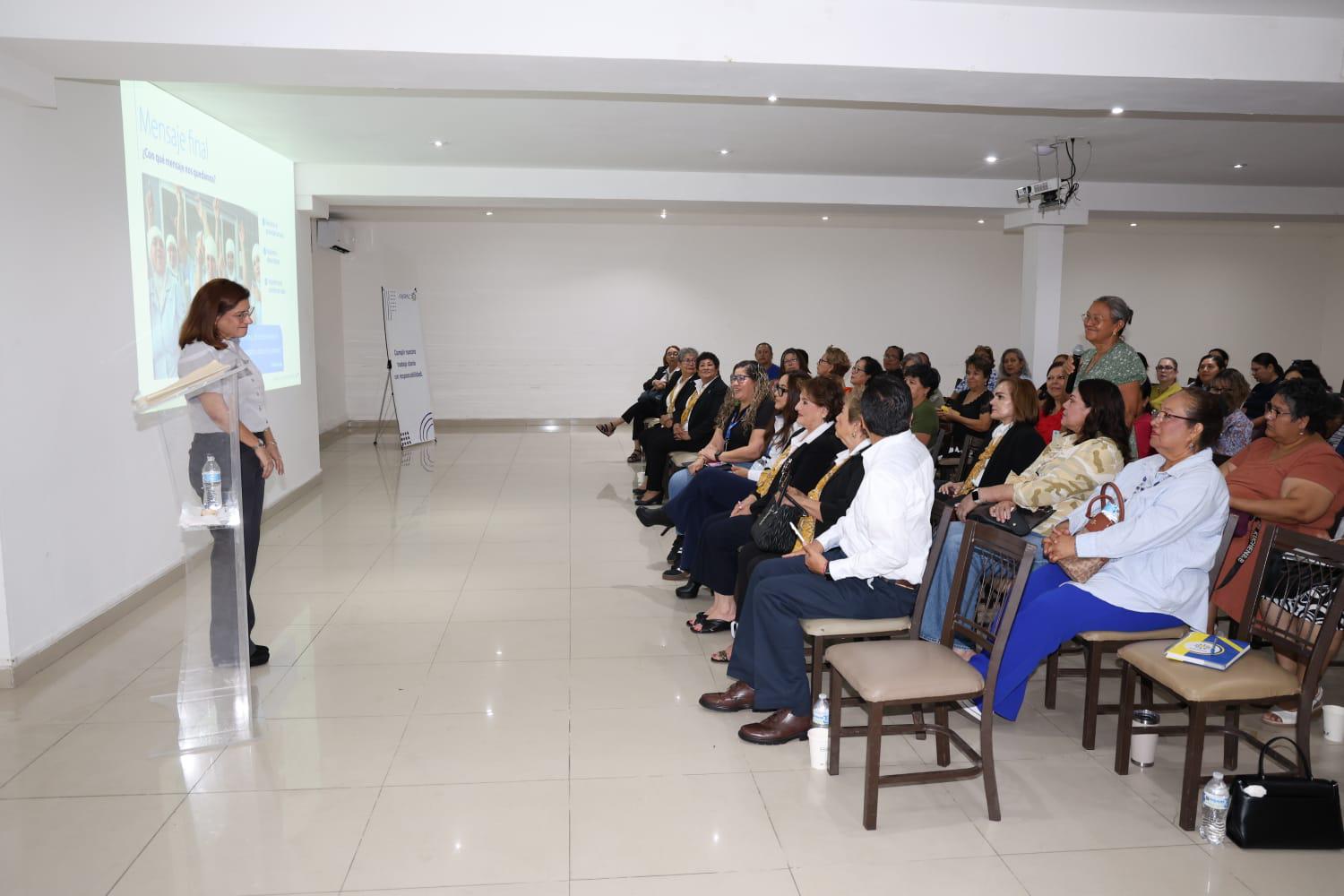 $!La conferencista habló desde la perspectiva del recurso humano en las empresas, con conceptos aplicables a la vida y a la enseñanza.