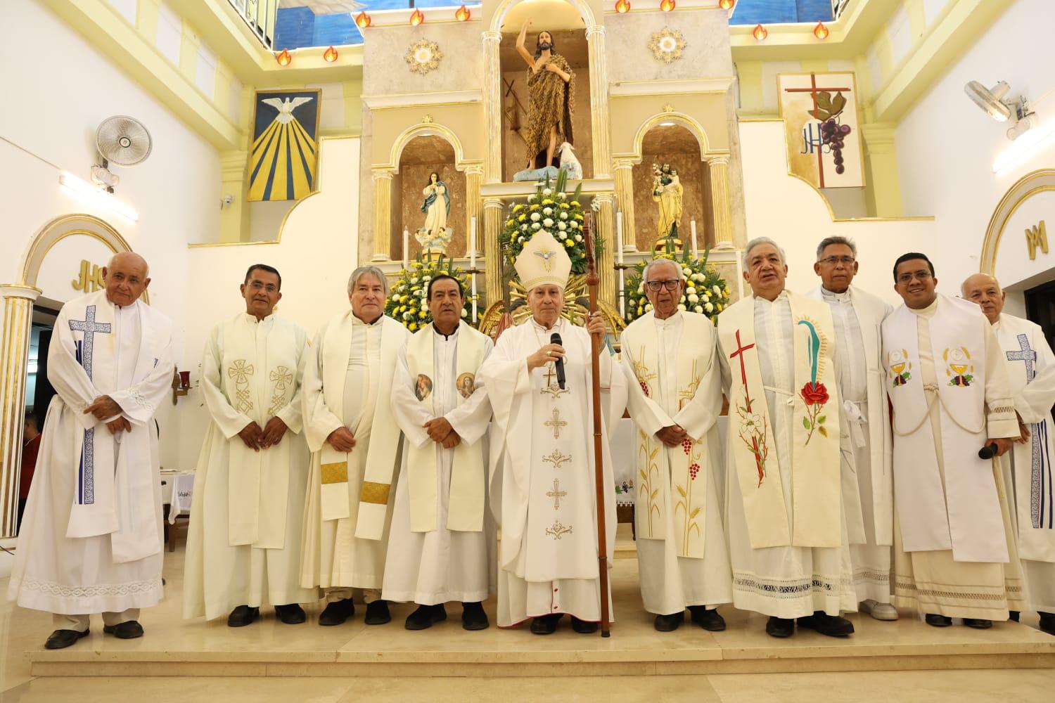 $!Encabeza Obispo de Mazatlán misa en honor a San Juan en Villa Unión