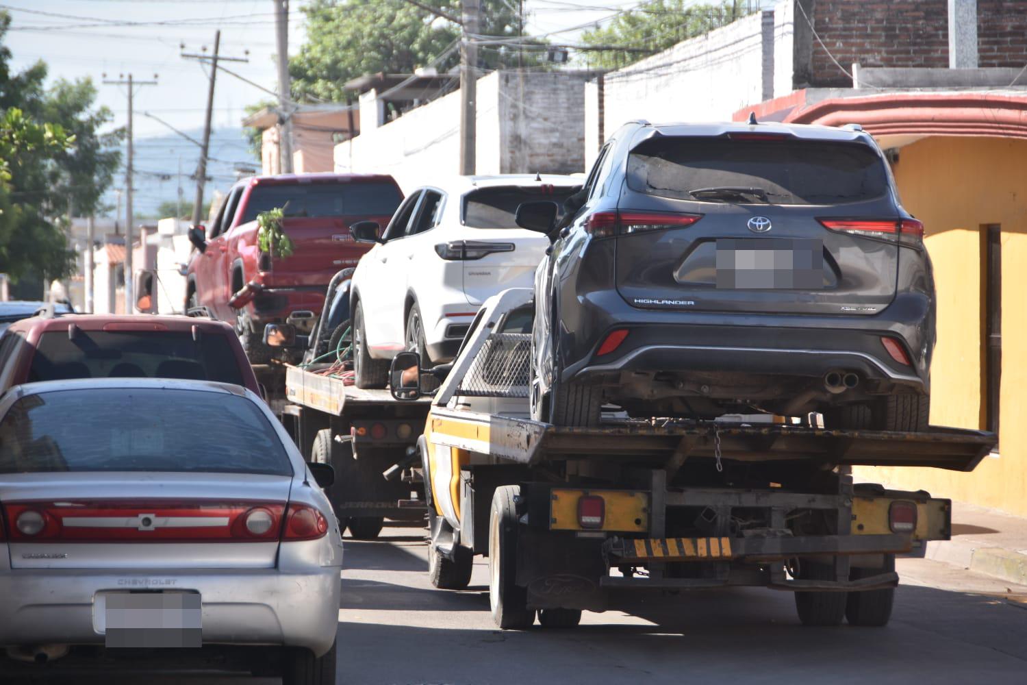 $!Abaten a un civil en enfrentamiento en colonia El Barrio, en Culiacán, y aseguran 3 vehículos