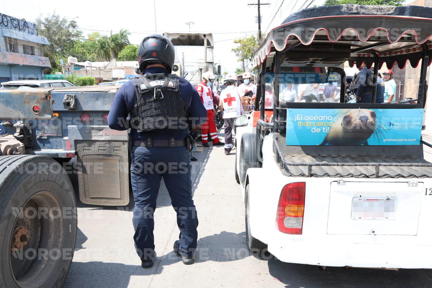 $!Sobrevive motociclista tras chocar contra pulmonía y quedar bajo tráiler en Mazatlán