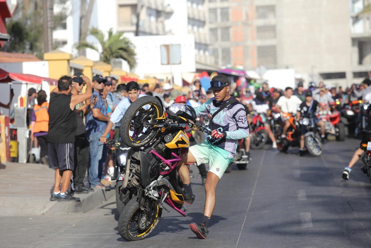 $!Rugen máquinas en el malecón en el desfile de la Semana de la Moto Mazatlán 2024