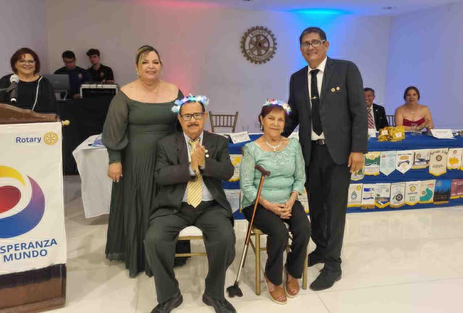 $!José Arturo Zamudio Sánchez y su esposa Norma Alicia Garzón, coronaron como reyes a los socios fundadores Vicente Bañuelos y Olivia de Bañuelos.