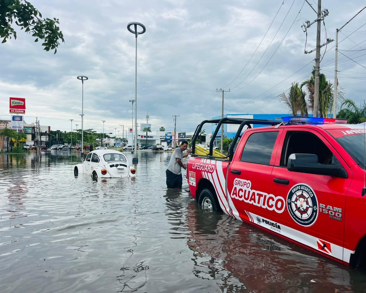 $!Auxilian a dos personas varadas en dos autos y realizan siete cierre viales ante las fuertes lluvias en Mazatlán