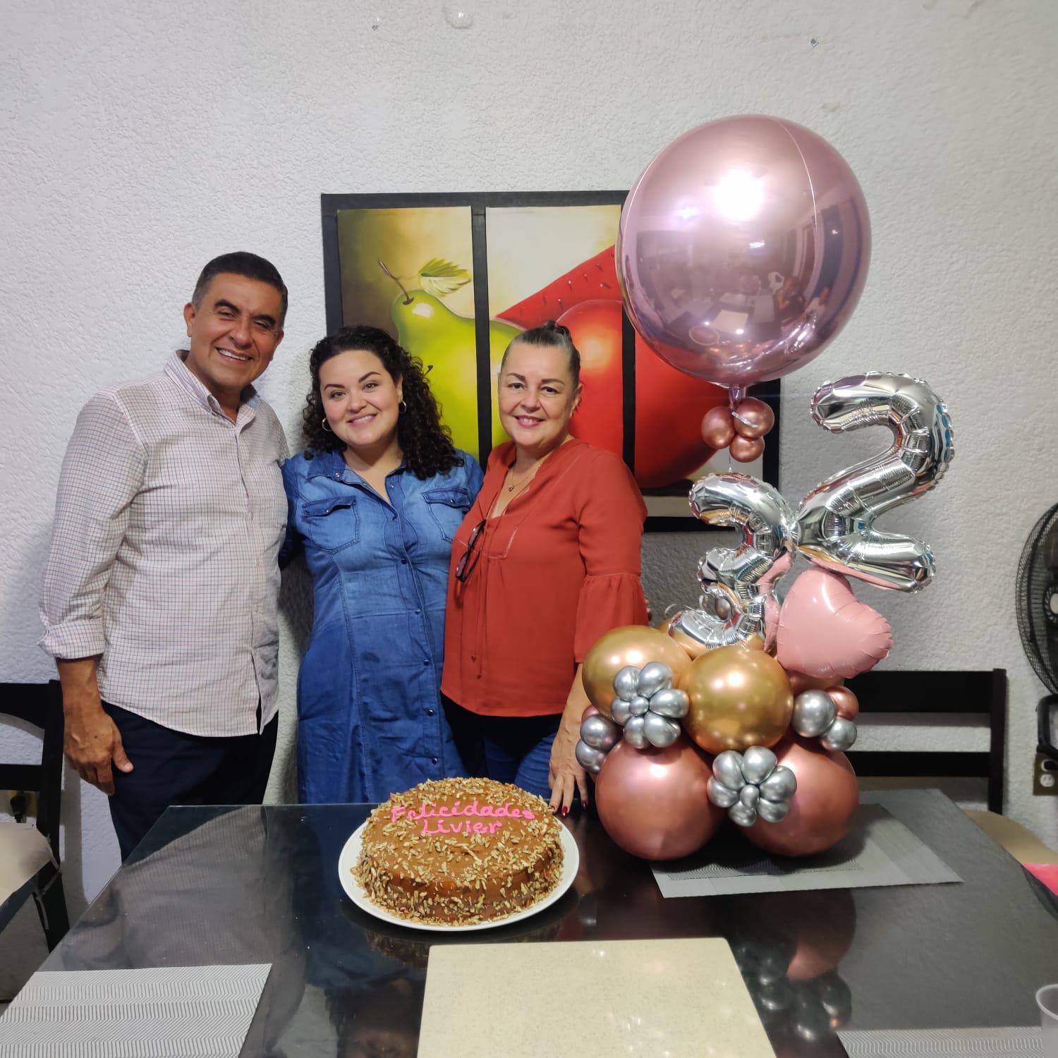 $!La cumpleañera entre sus papás, Fernando Herrera y Lupita Marchena.