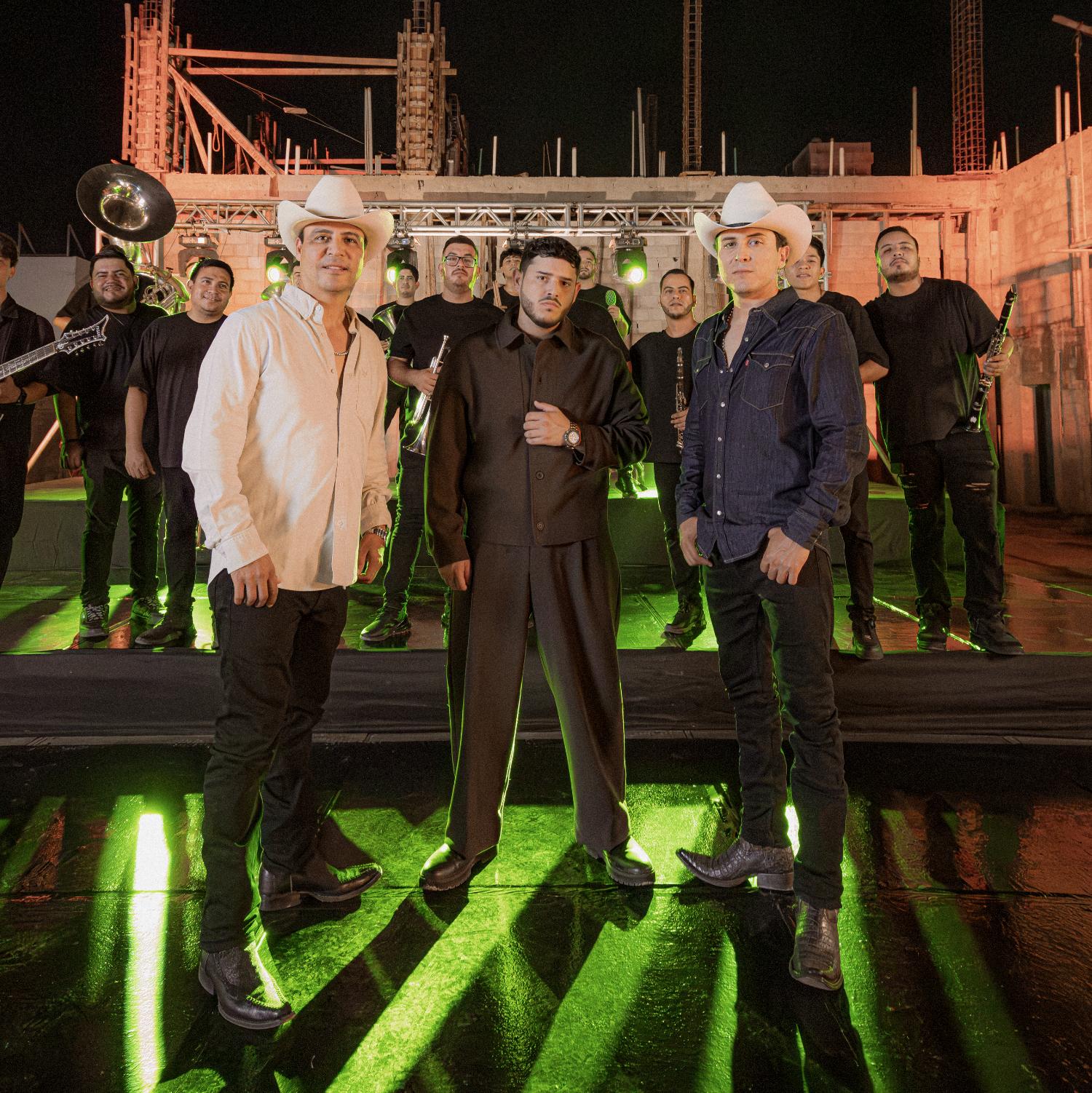 $!Sergio Lizárraga Osuna, vocalista de Plan de Escape, entre el dueto de Los 2 de la S, Johnny Zazueta y Omar Tarazón, y los chicos de la agrupación.