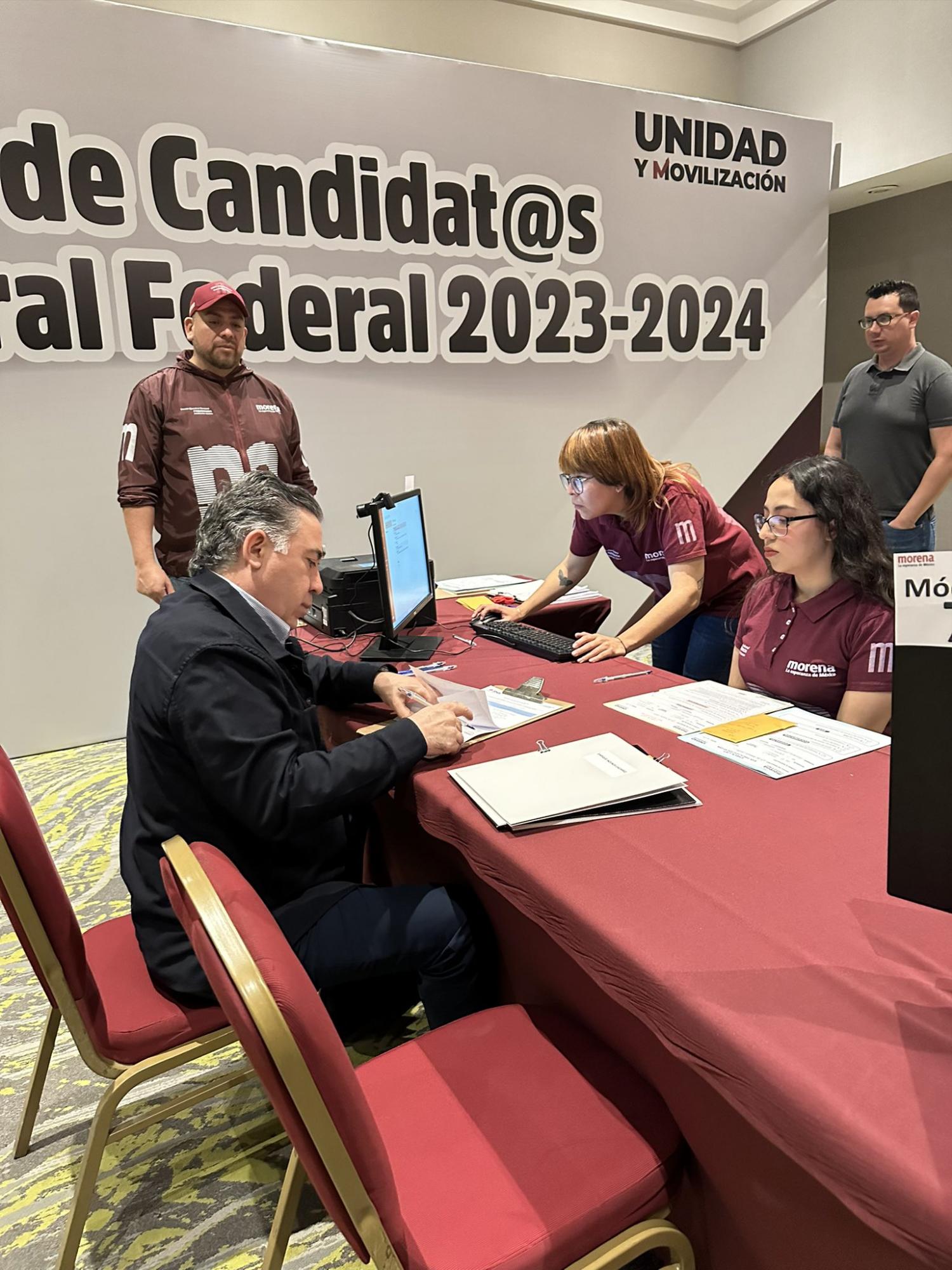 $!Entrega Inzunza Cázarez documentos a Morena para registro como candidato
