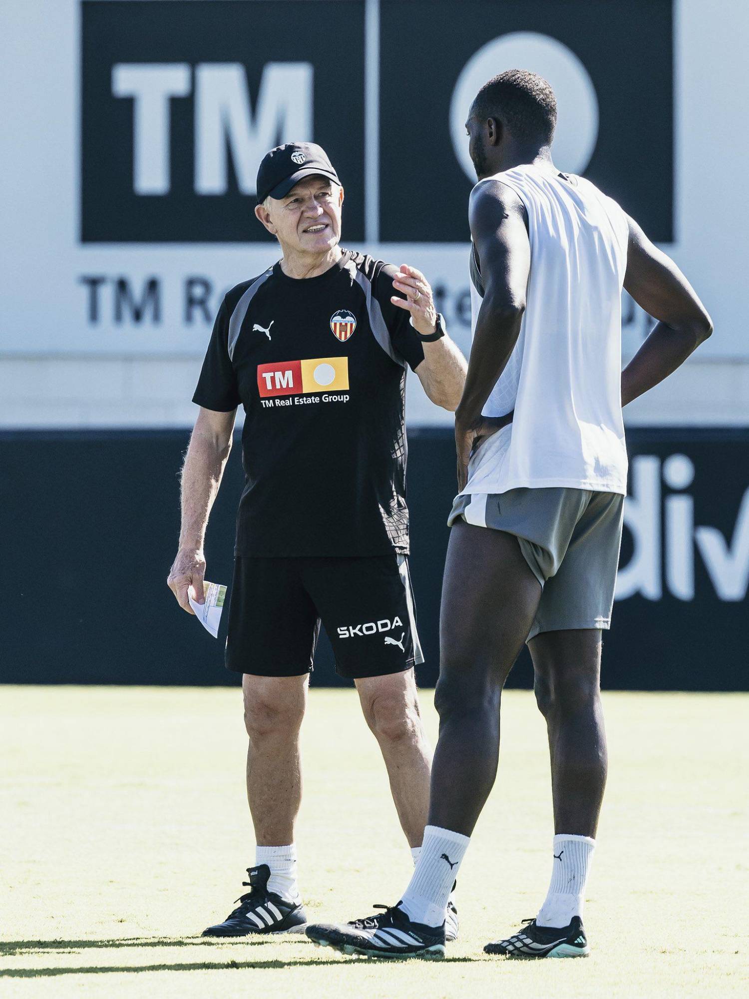 $!Javier Aguirre dirige su primer entrenamiento al frente del Valencia en Paterna