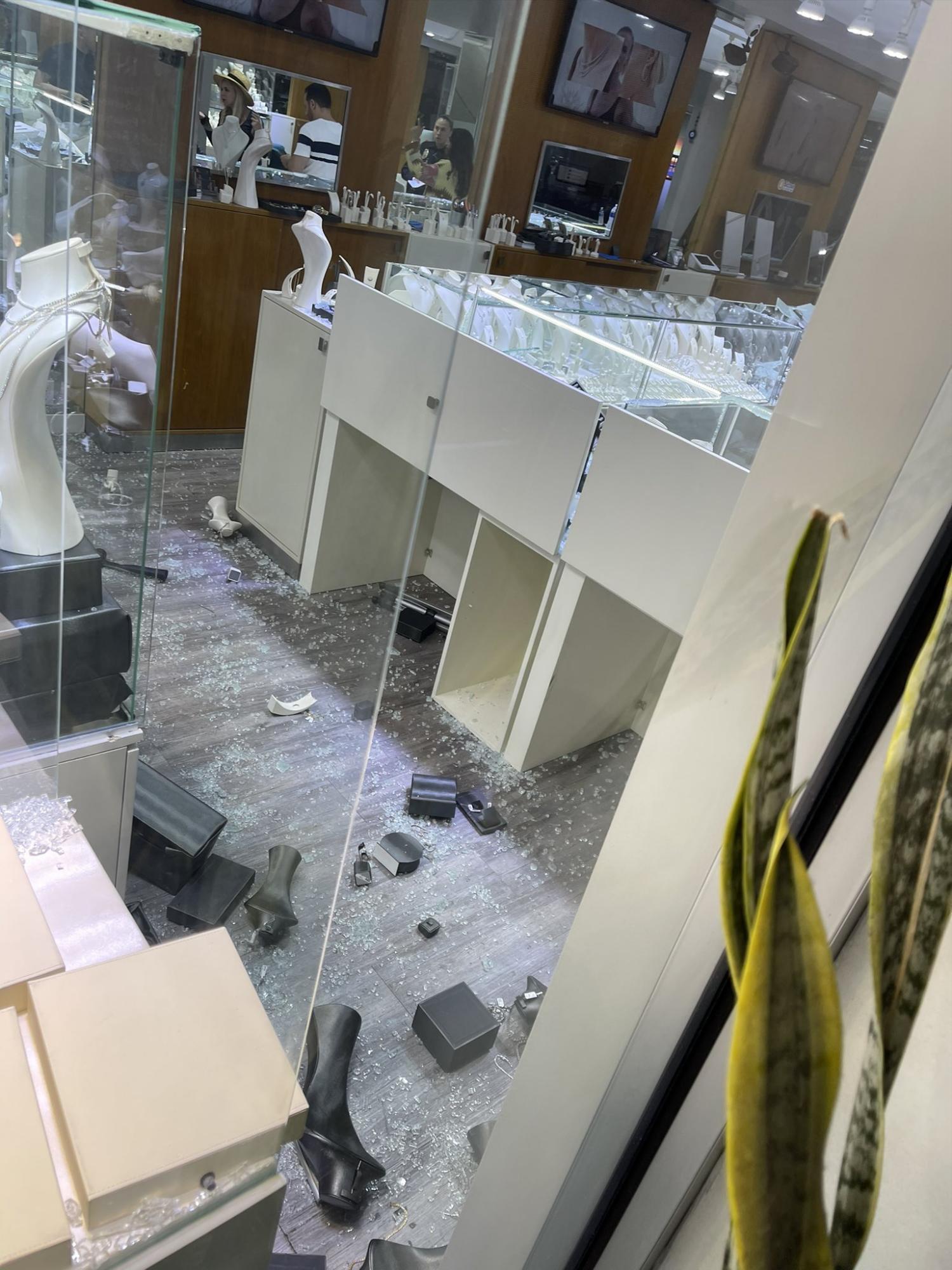 $!En Manhattan Beach, 11 ladrones vacían joyería a plena luz del día; logran huir