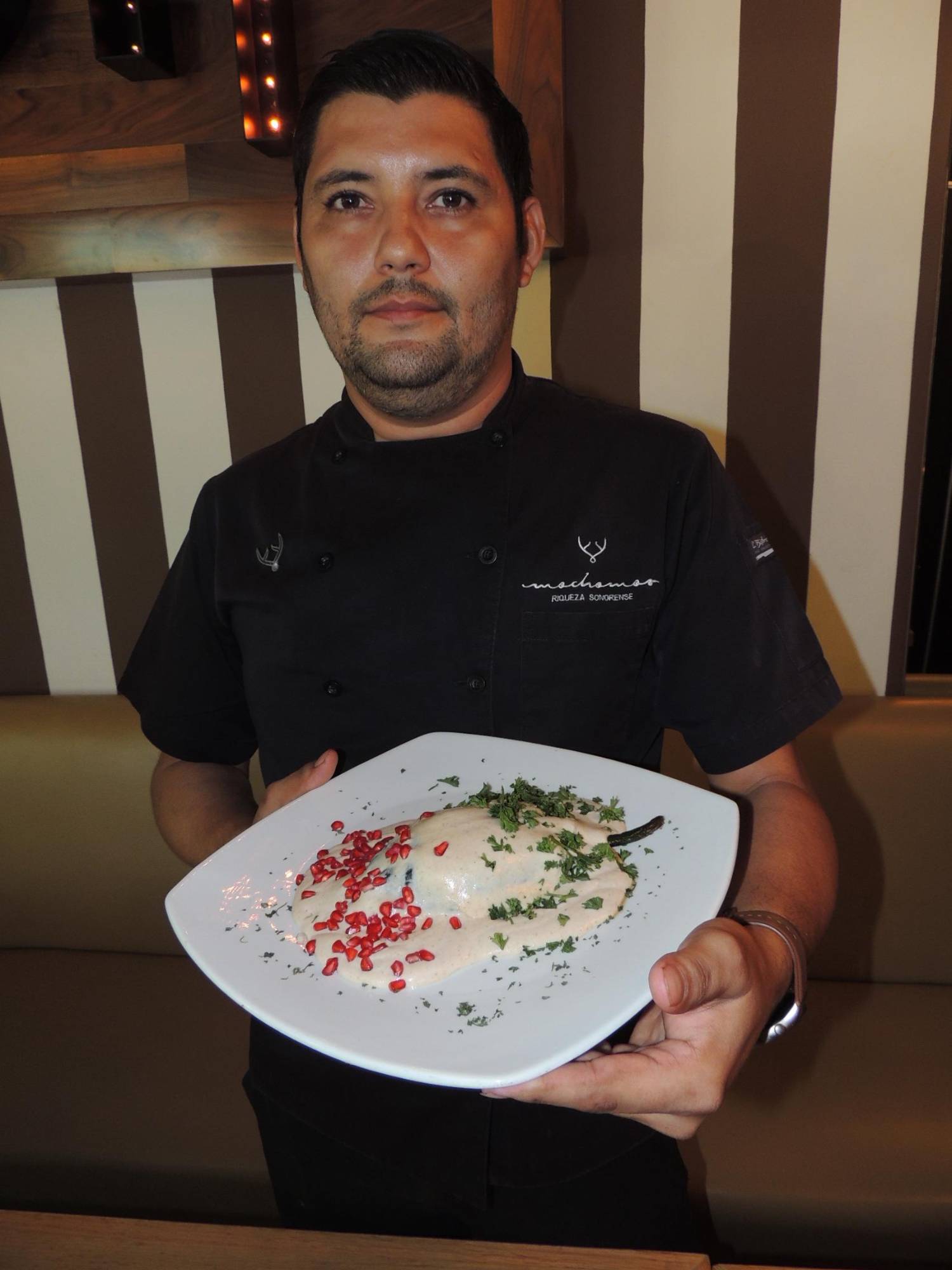 $!Manuel Noriega, chef del Restaurante Mochomos, también presentó su propuesta, un chile en nogada, relleno de carne molida, salsa nogada, granada y perfil, sumando también el Filete en Nogada, además de su tradicional postre Motachón.