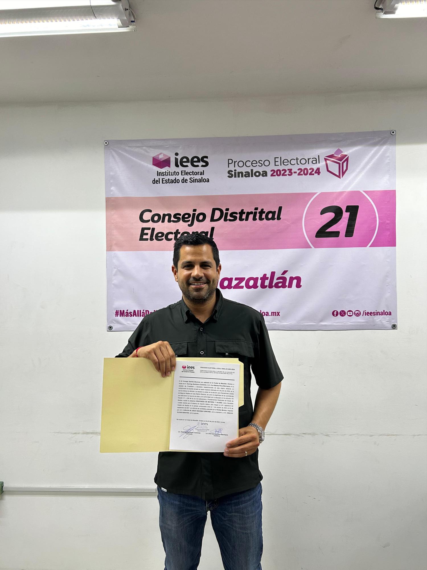 $!Recibe Carlos Escobar la constancia de Diputado local electo por el Distrito Electoral 21