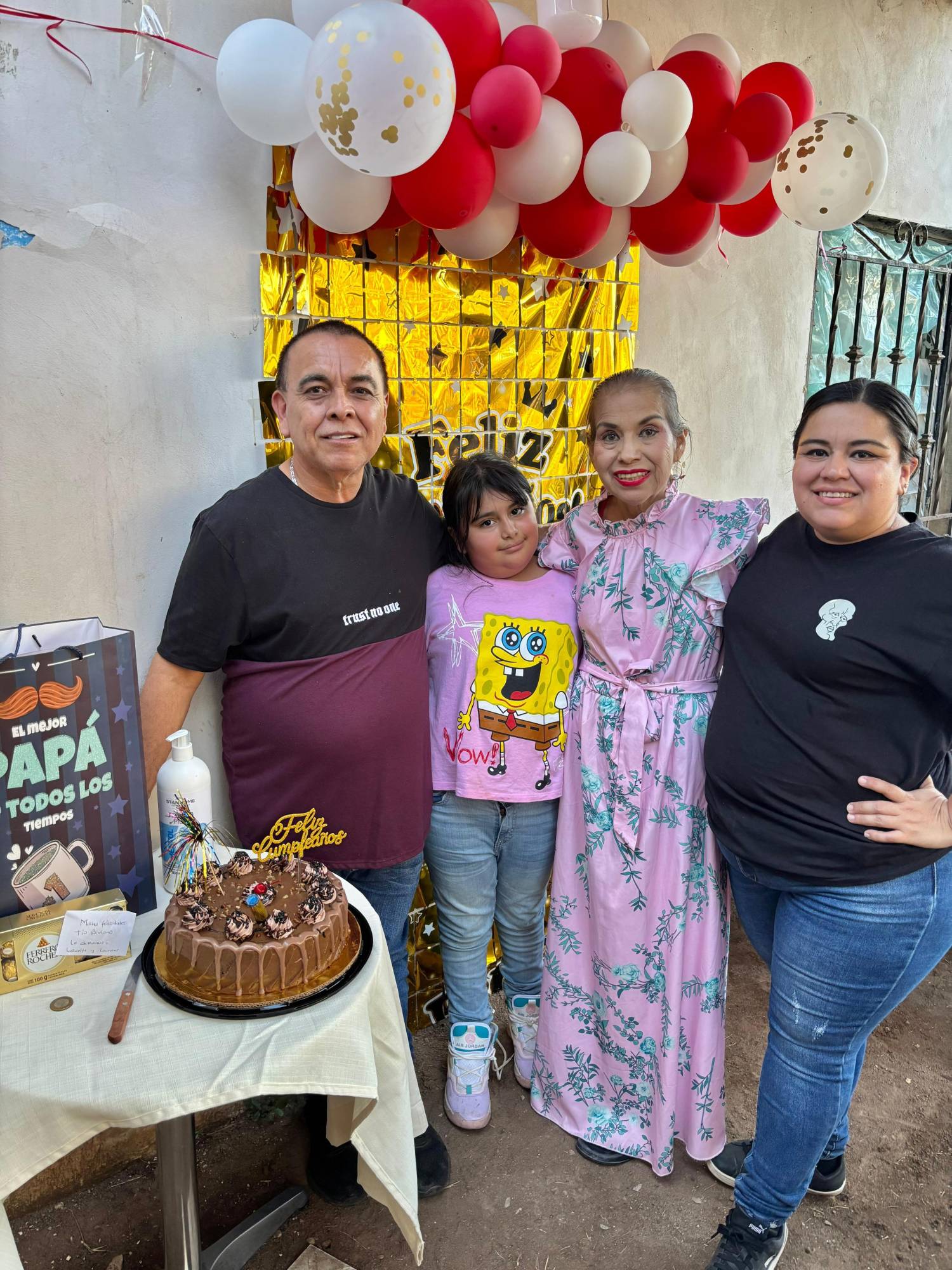 $!Biviano con su nieta Paula Fernanda Chagoya, su esposa Leticia Elizalde y su hija Ericka Yesenia López.