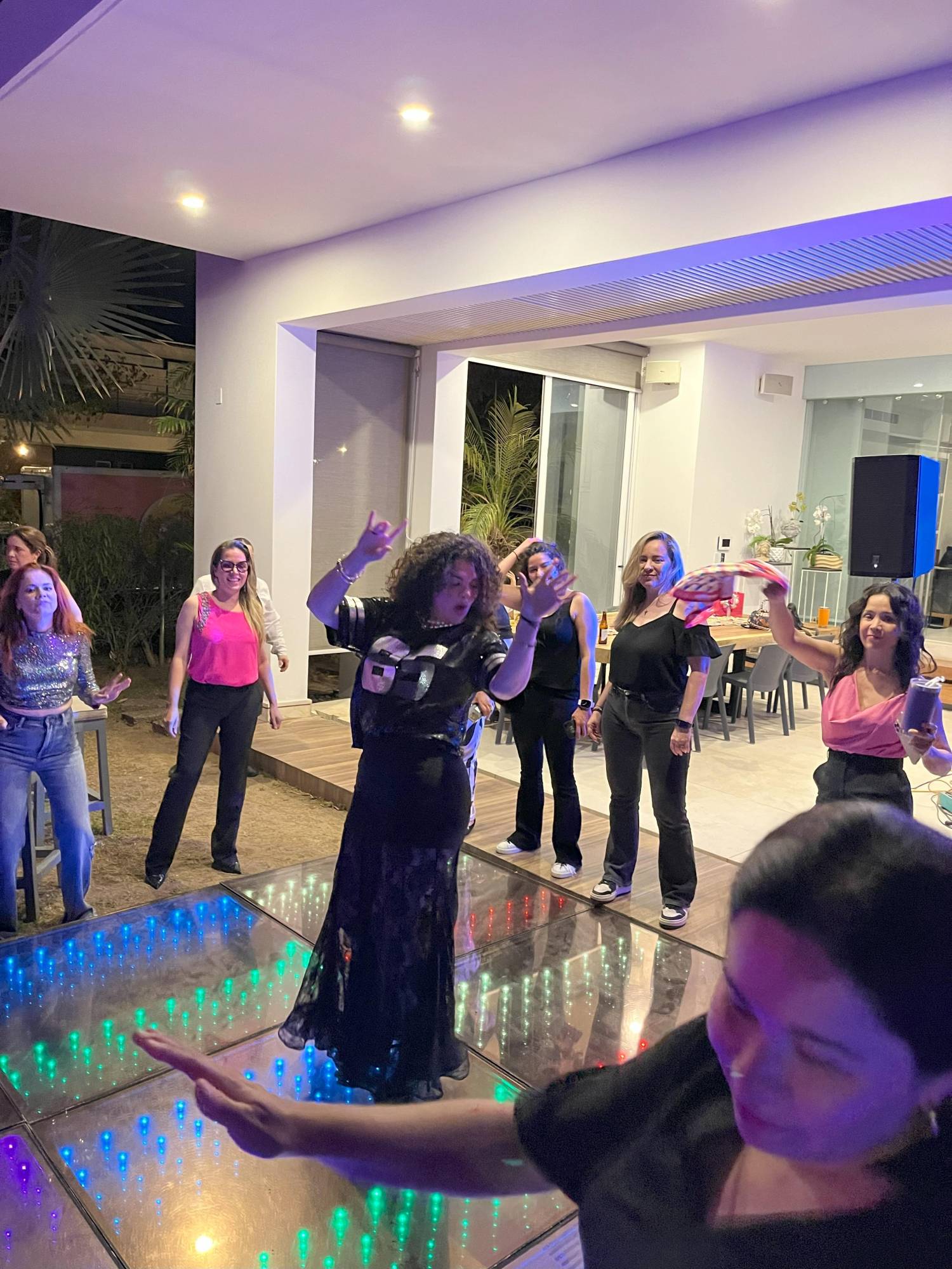 $!Las invitadas disfrutaron en la pista de baile iluminada.