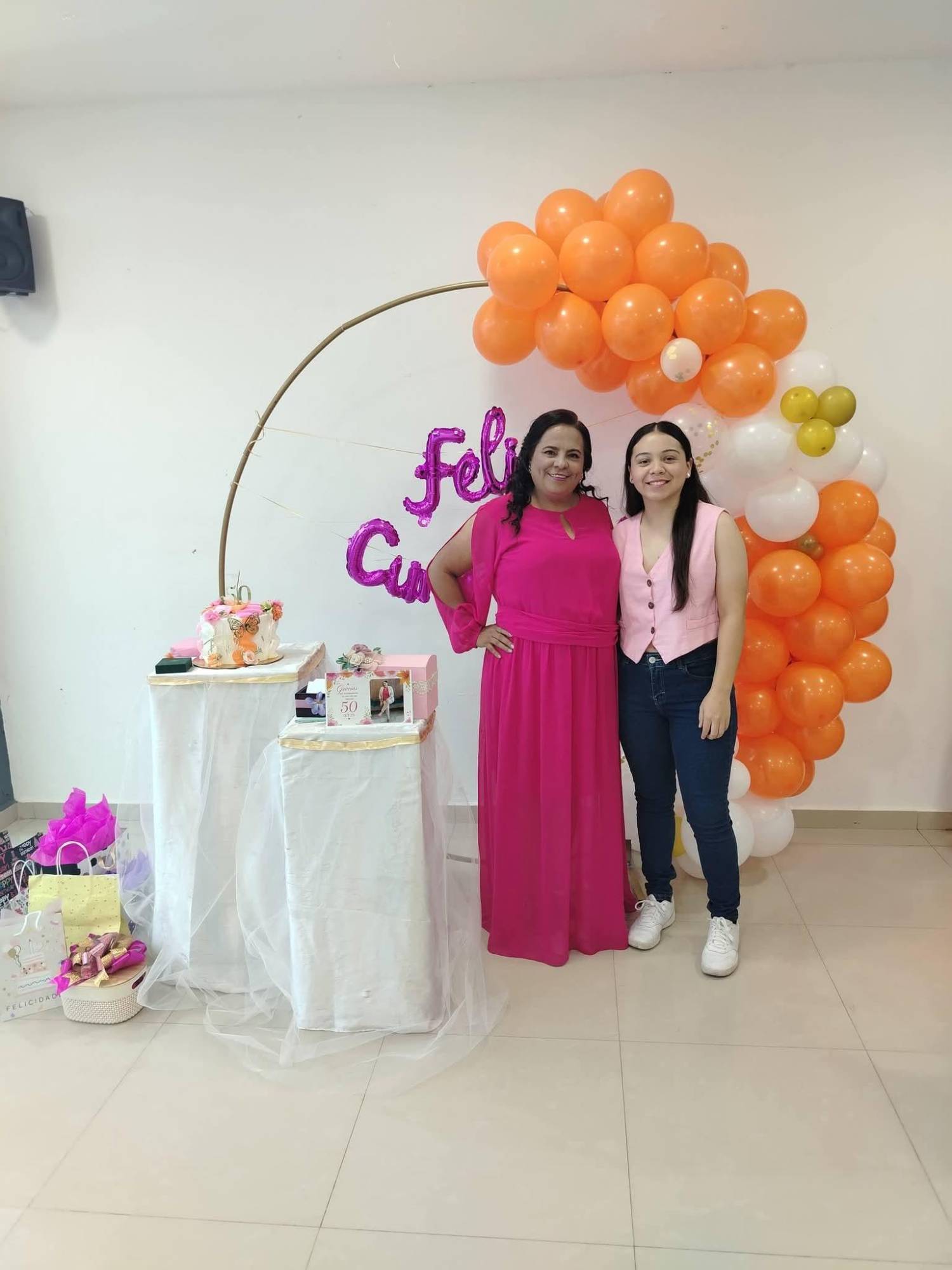 $!La festejada con su sobrina Melissa Huerta Aguilar.