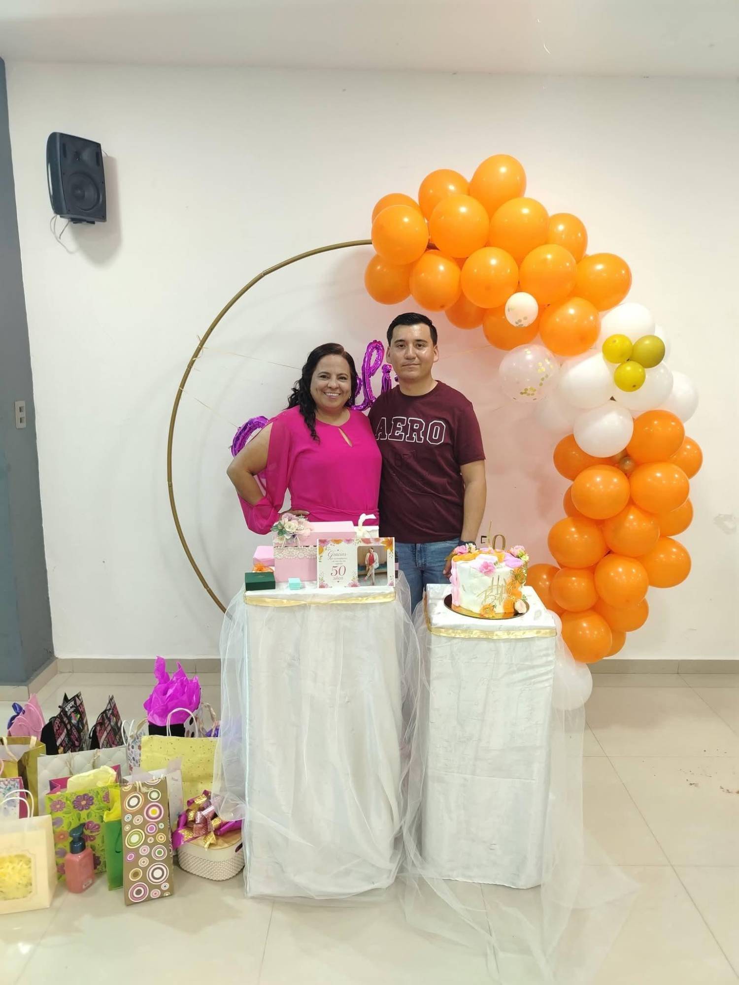$!Alex Huerta felicitó a su tía.