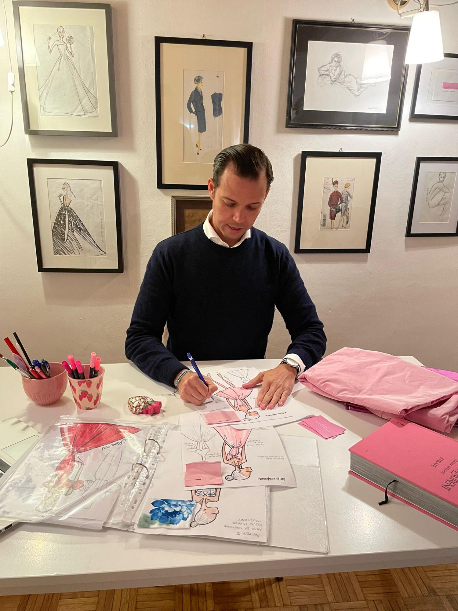 $!El diseñador sinaloense ya se encuentra trabajando en el vestuario de la soberana del Carnaval de Mazatlán.