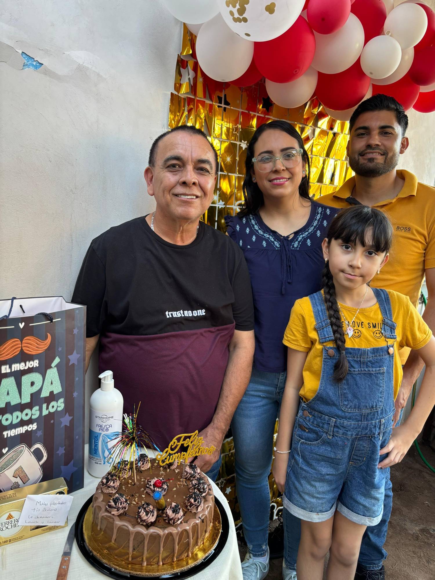 $!Amayrany Aguilar, Juan Carlos y Alexa Sofía Martínez felicitaron al cumpleañero.