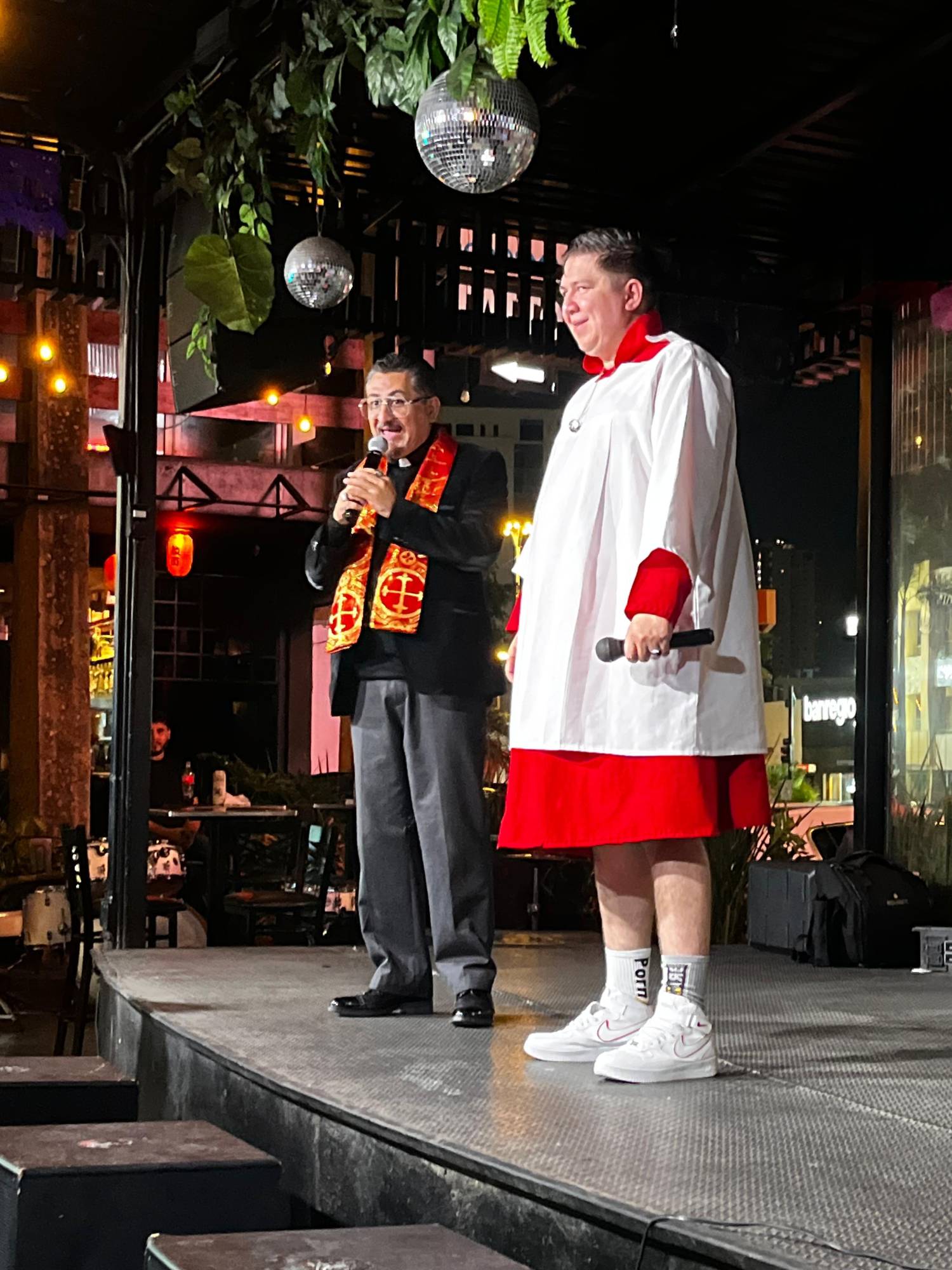 $!El Padre Amado y el Monaguillo Rony trajeron las carcajadas al Cheers Restobar