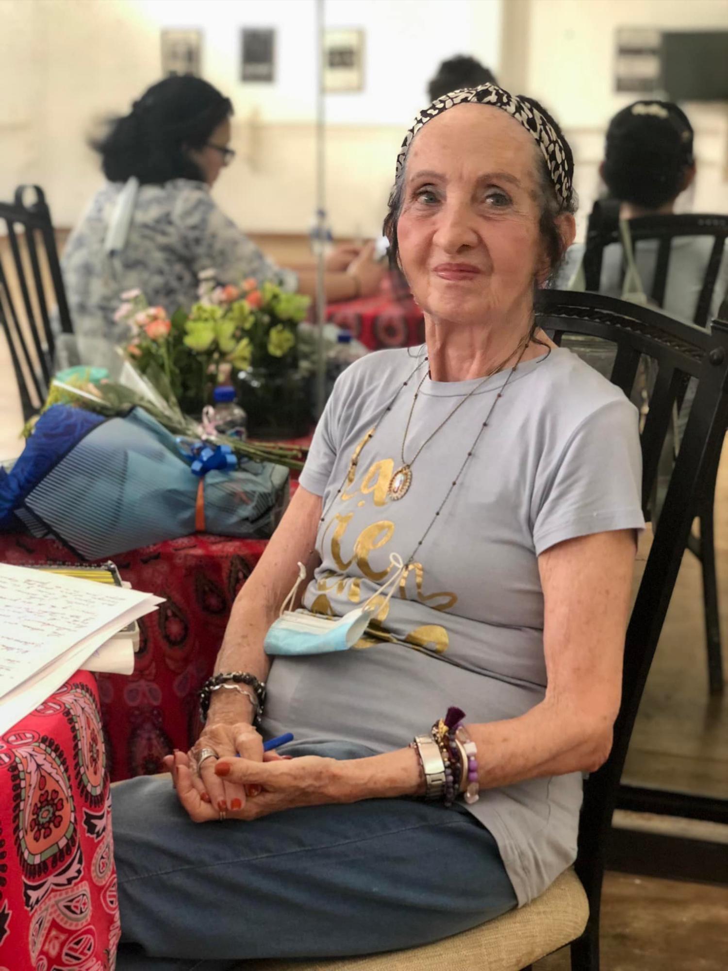 $!La maestra en uno de los recesos de sus clases.