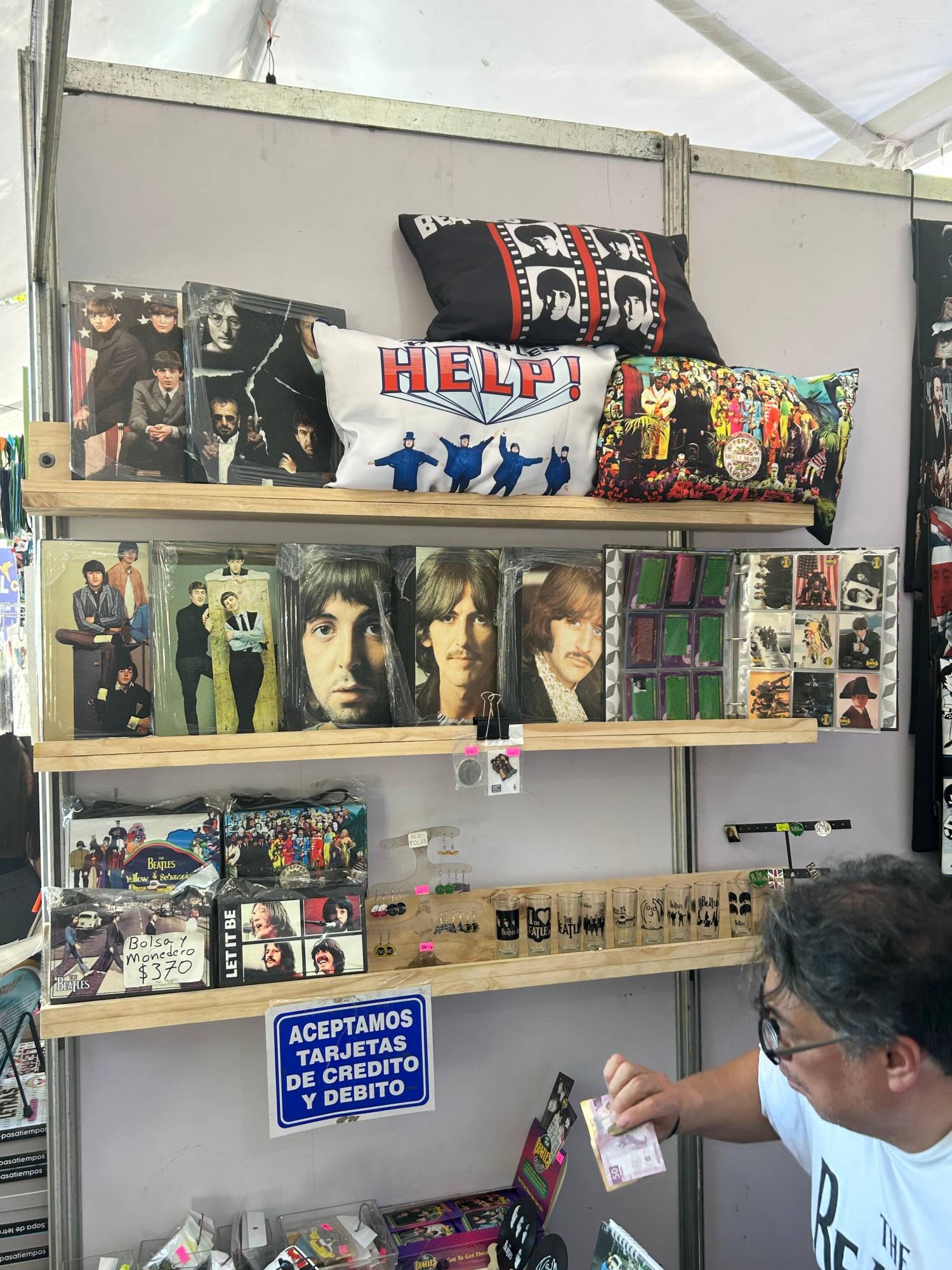 $!El comerciante fanático de los Beatles se siente muy contento de haber visitado Sinaloa y espera que el próximo año lo vuelvan a invitar.