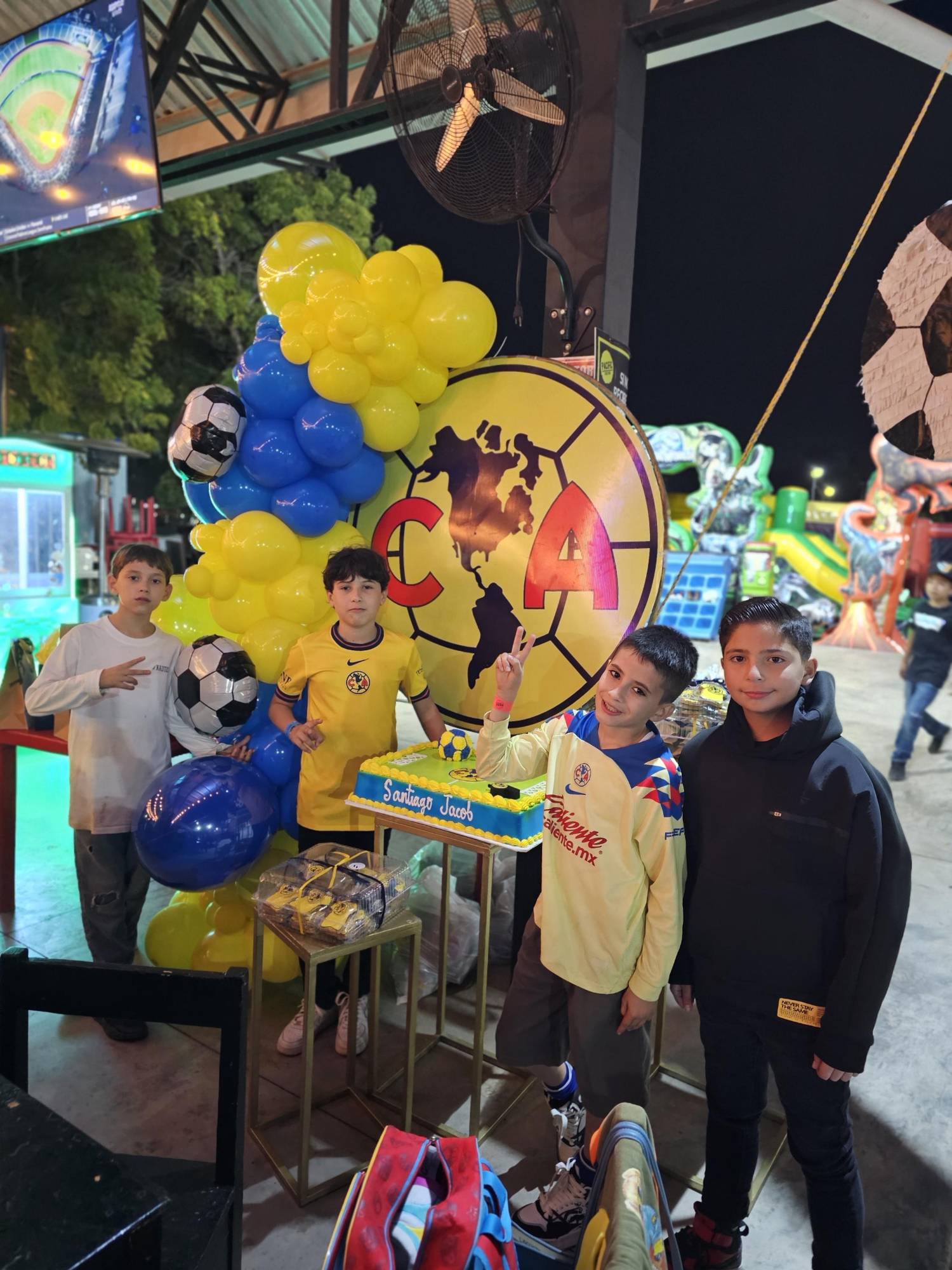 $!El cumpleañero entre sus amiguitos.