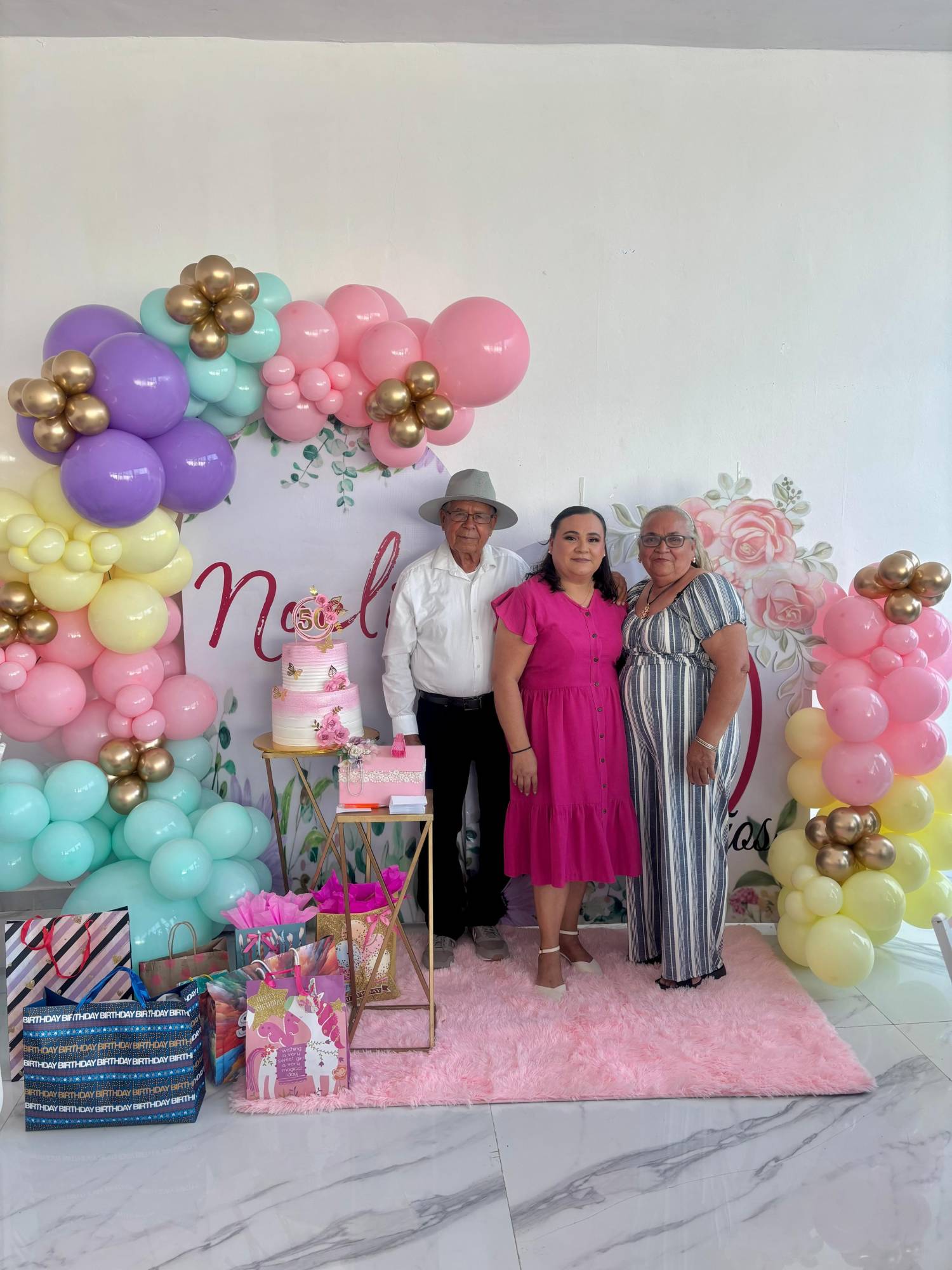 $!La festejada acompañada de sus papás Erasmo Aguilar Cuadras y María Juana López Parra.