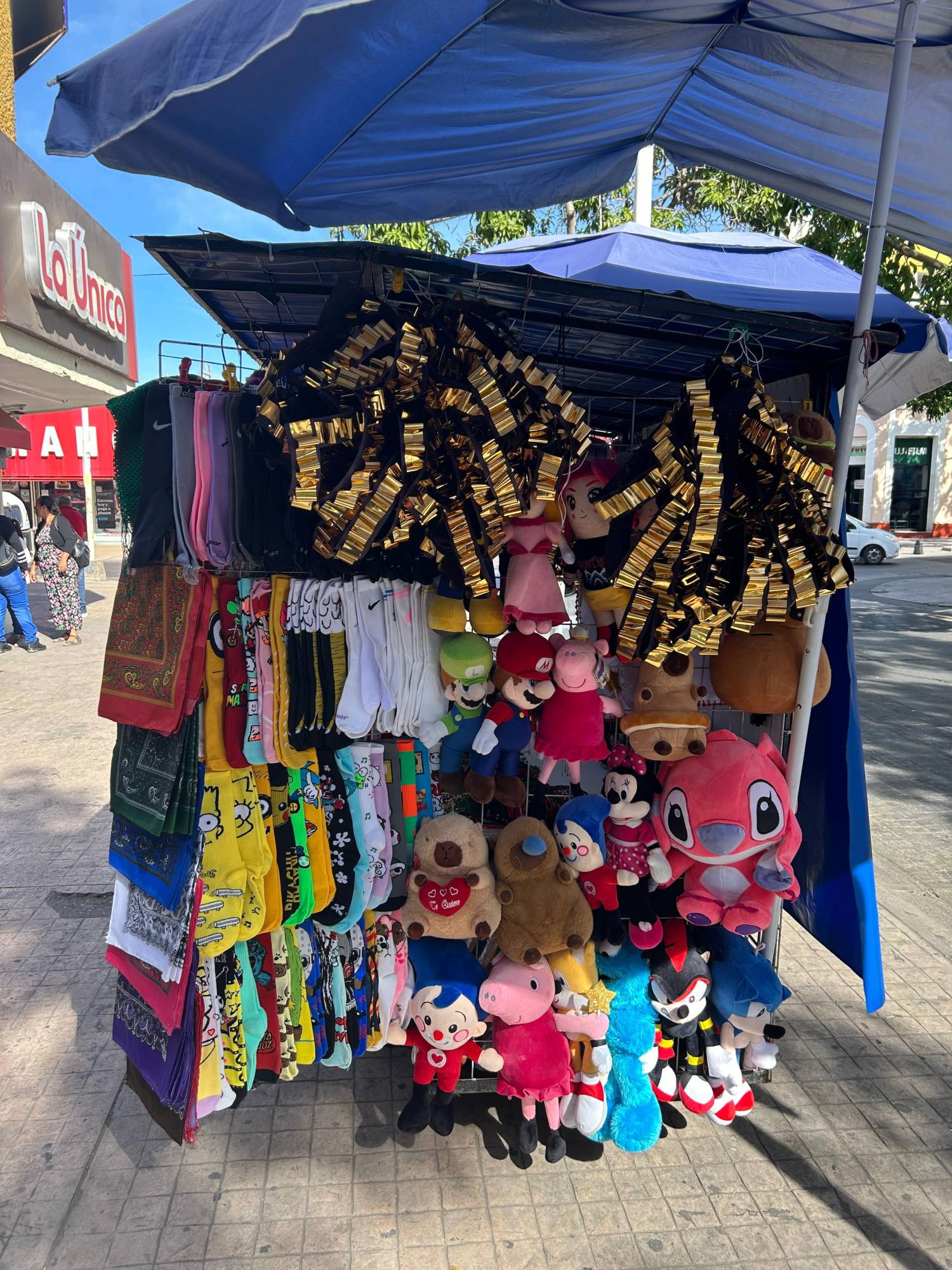 $!Pinta de colores patrios venta de artículos revolucionarios en Culiacán; algunos venden más, otros menos