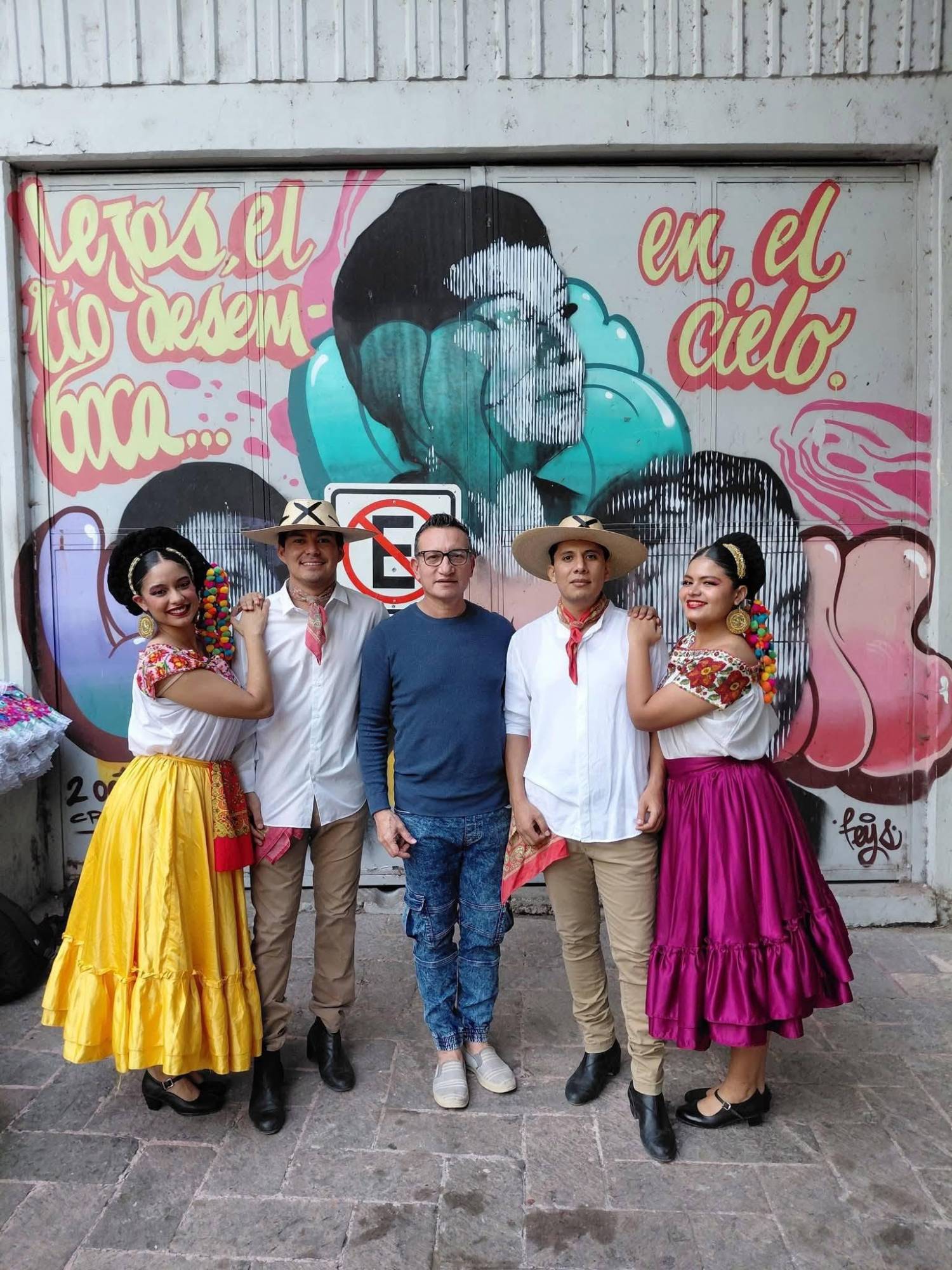 $!Carlos Ibarra, al centro, con bailarines de Proyecto Folklórico Sinaloense.