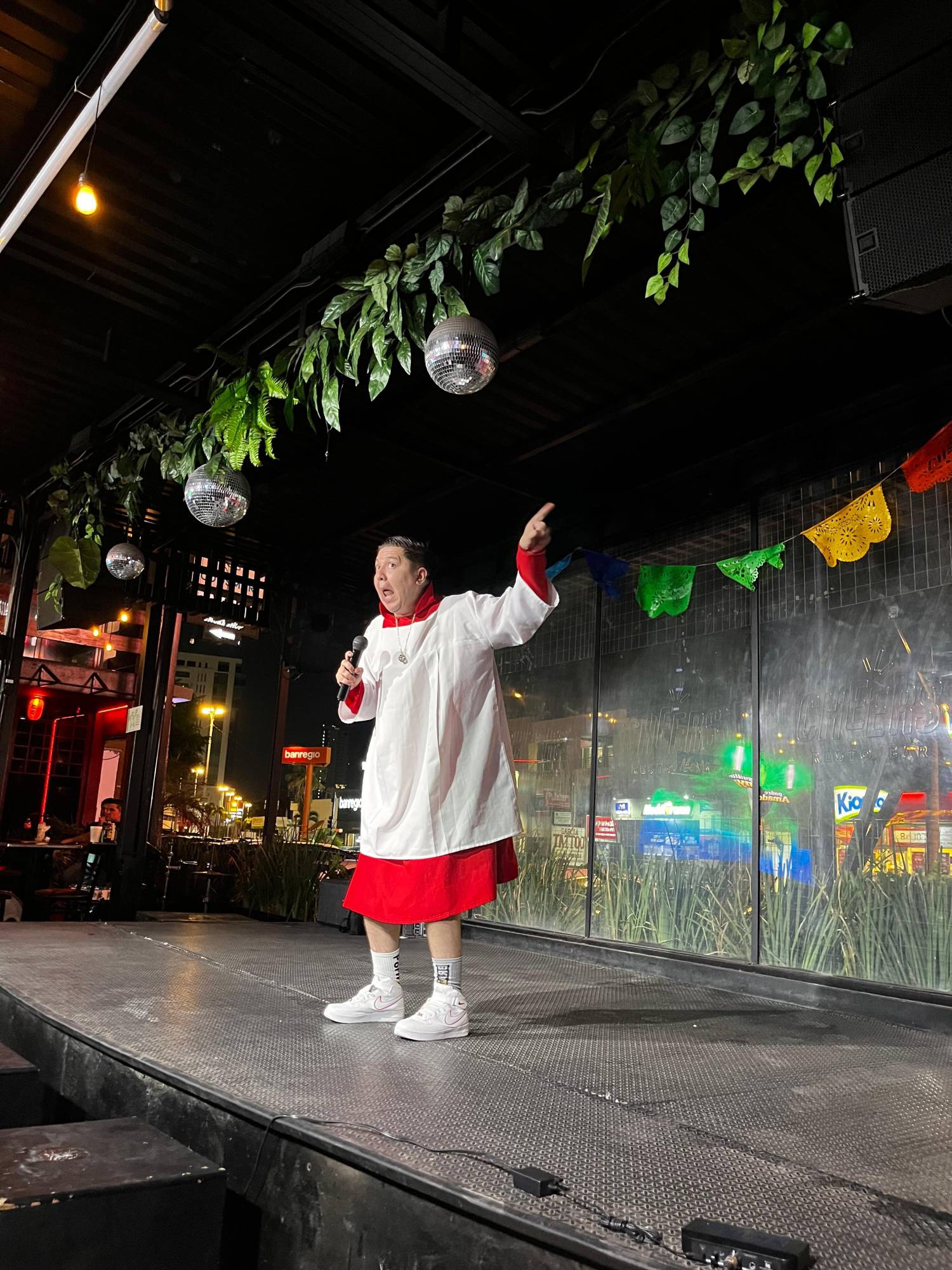 $!El Padre Amado y el Monaguillo Rony trajeron las carcajadas al Cheers Restobar