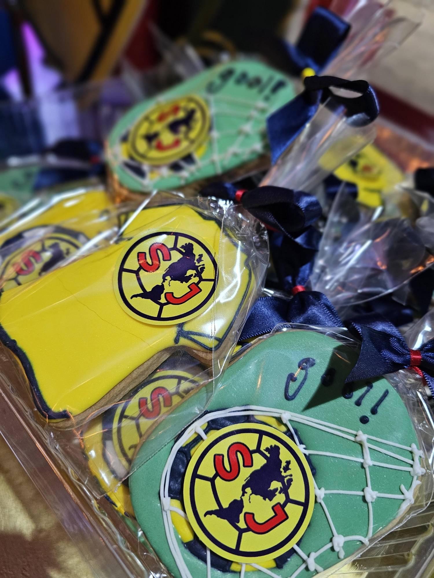 $!Galletas con el logo del América y las iniciales de Santiago se les entregó a los invitados.