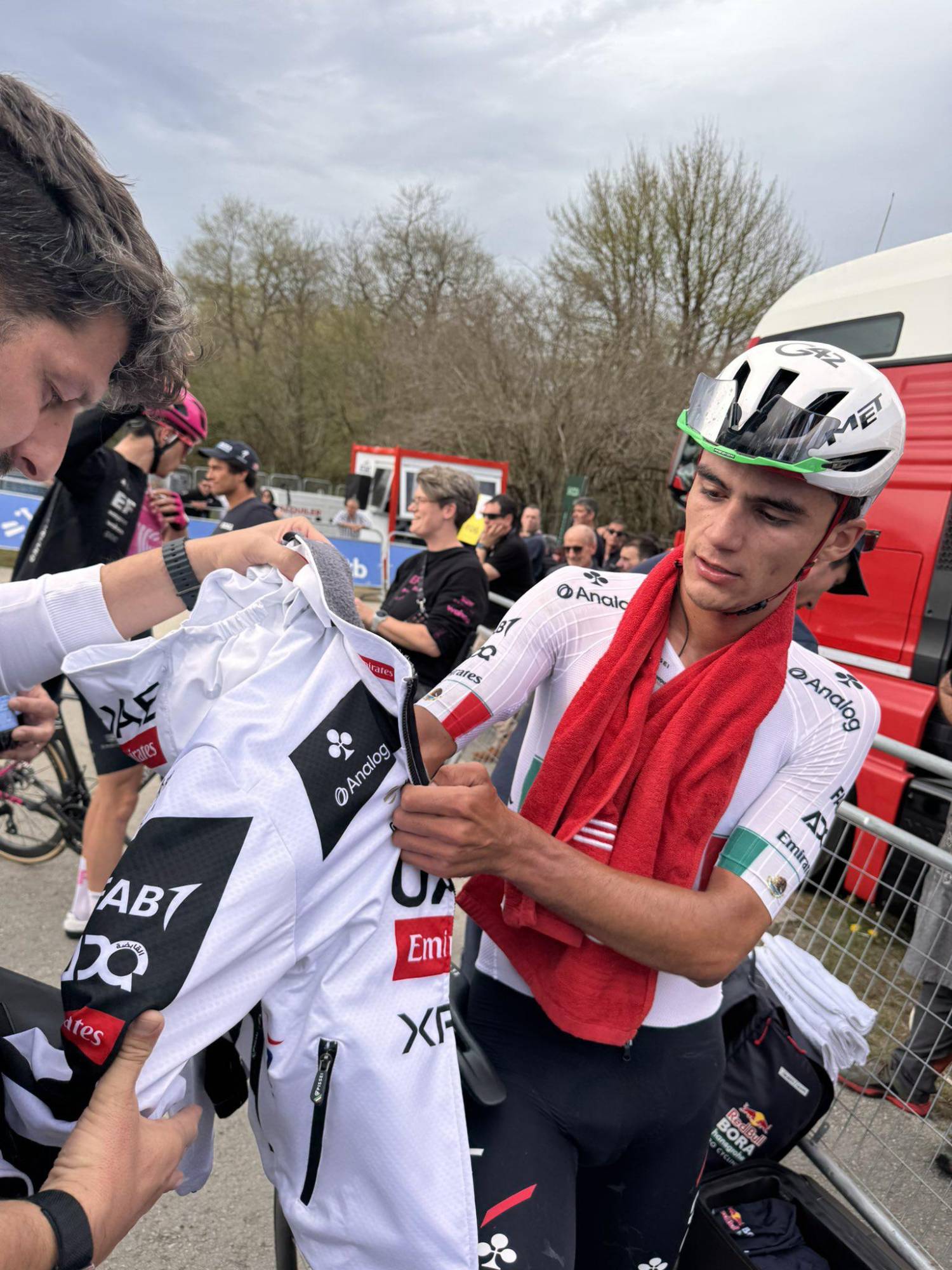 $!Isaac del Toro sufre rotura muscular tras caer en la Vuelta al País Vasco