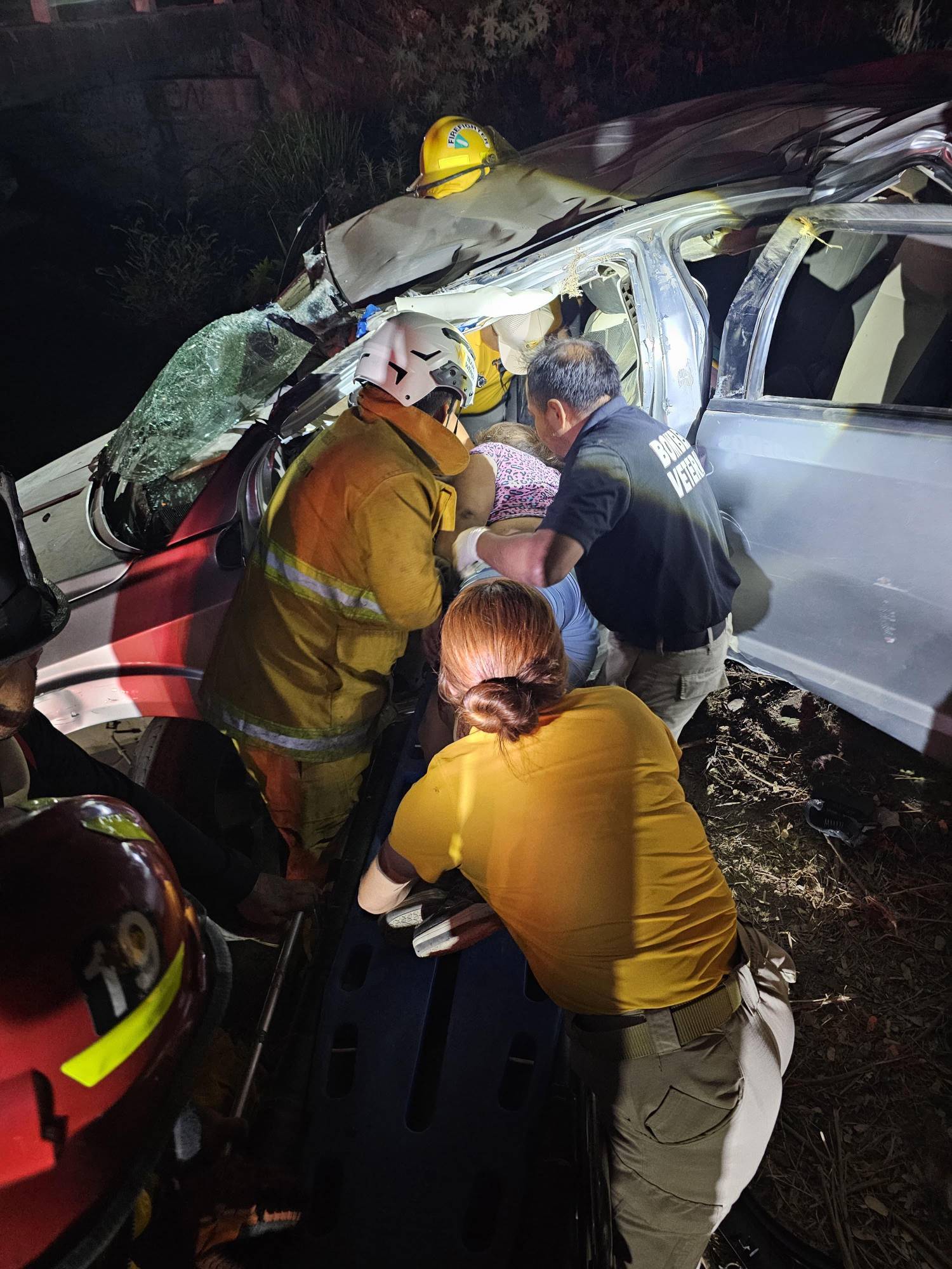$!Aparatosa volcadura deja dos personas muertas y una herida al sur de Mazatlán