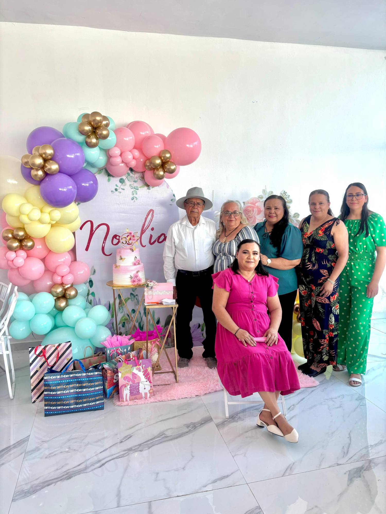 $!Felicitan a la cumpleañera sus papás y sus hermanas María Lourdes, Juanita y Amayrany Aguilar López.
