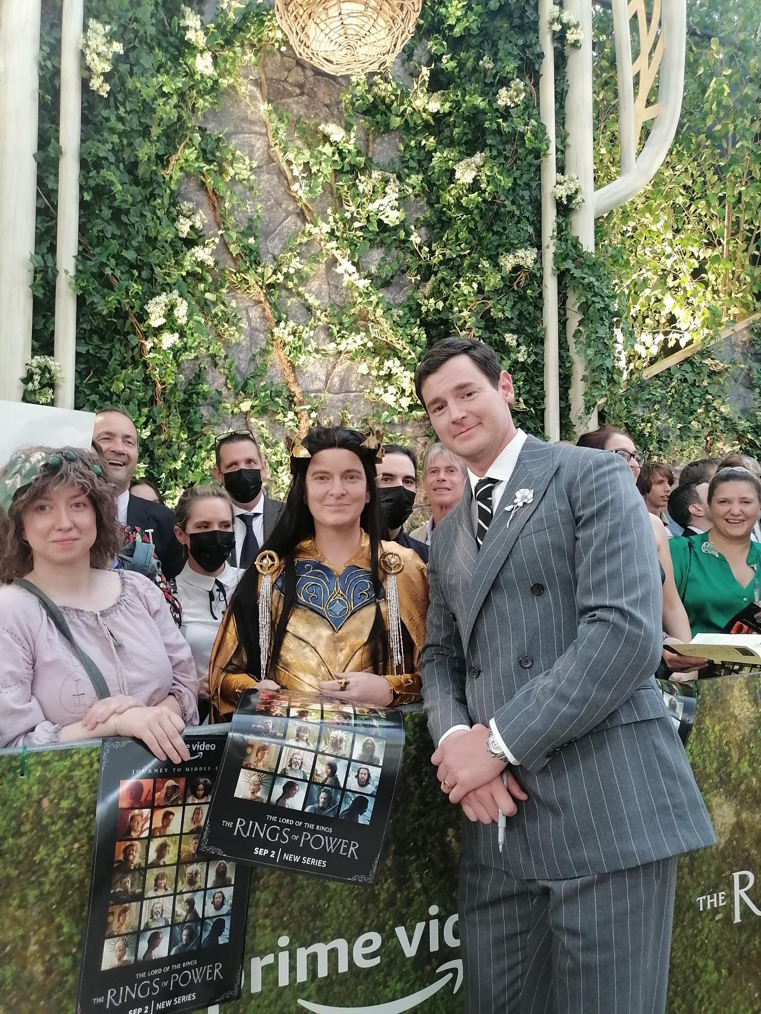 $!El actor Benjamin Walker convive con los fans a su arribo.