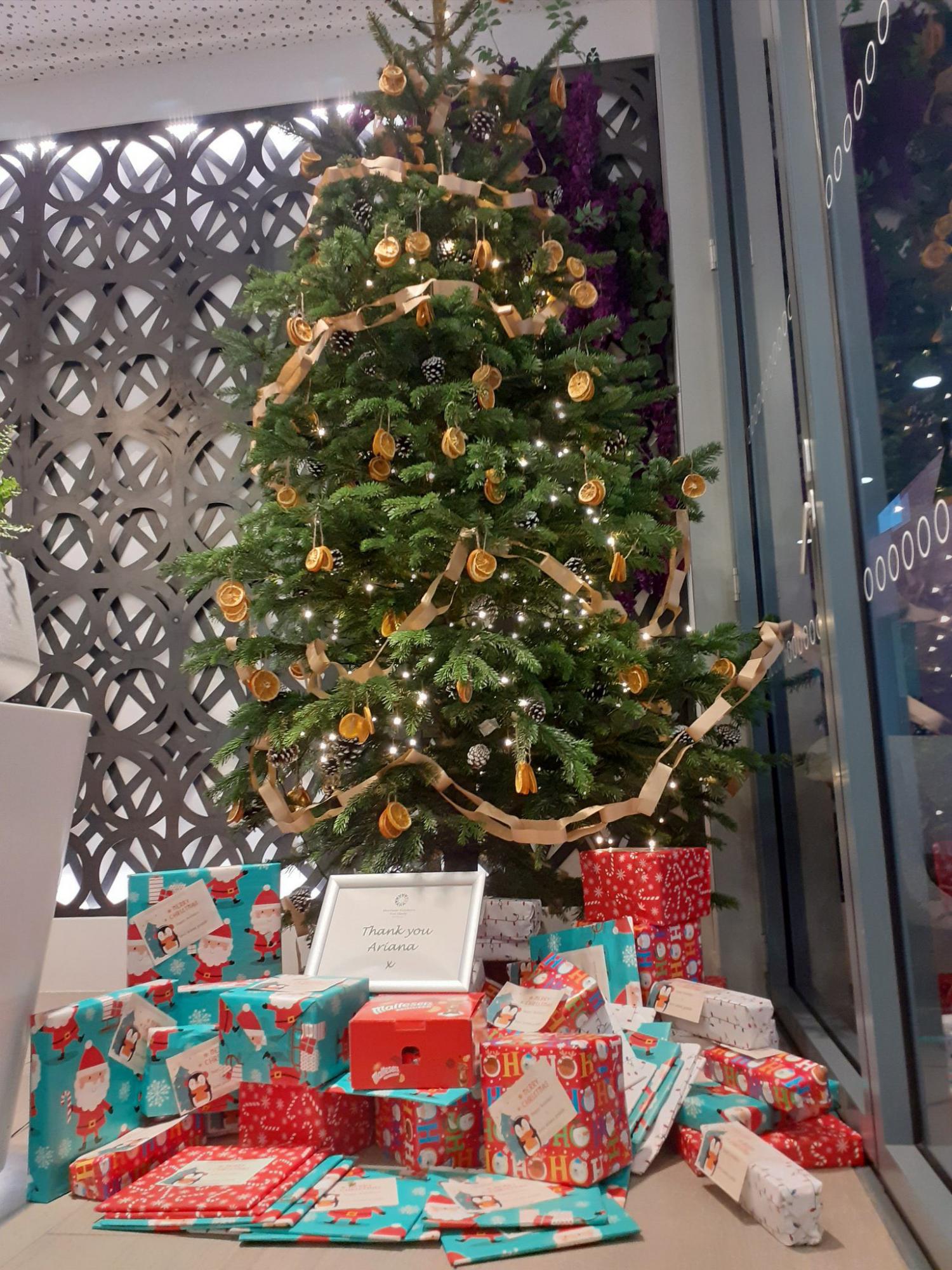 $!Comparte Ariana Grande regalos a niños de varios hospitales en Manchester, Inglaterra